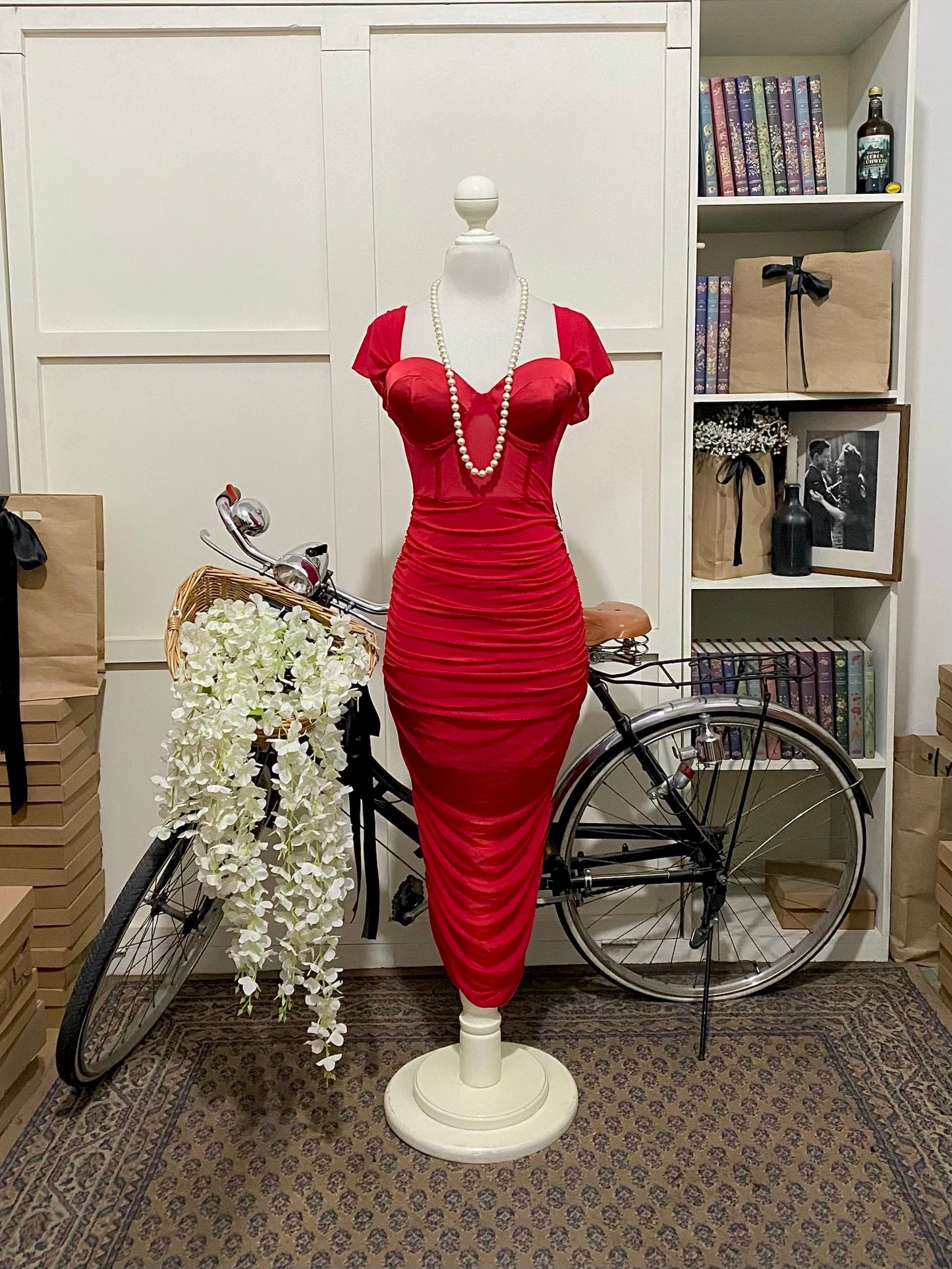 Vestido midi ajustado rojo manga caída