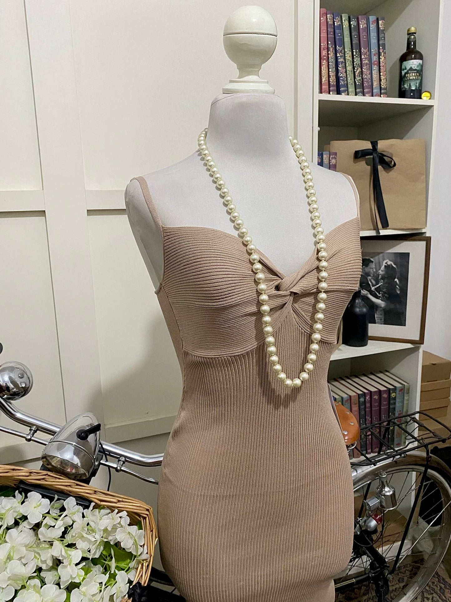 Vestido midi ajustado café integral tirantes