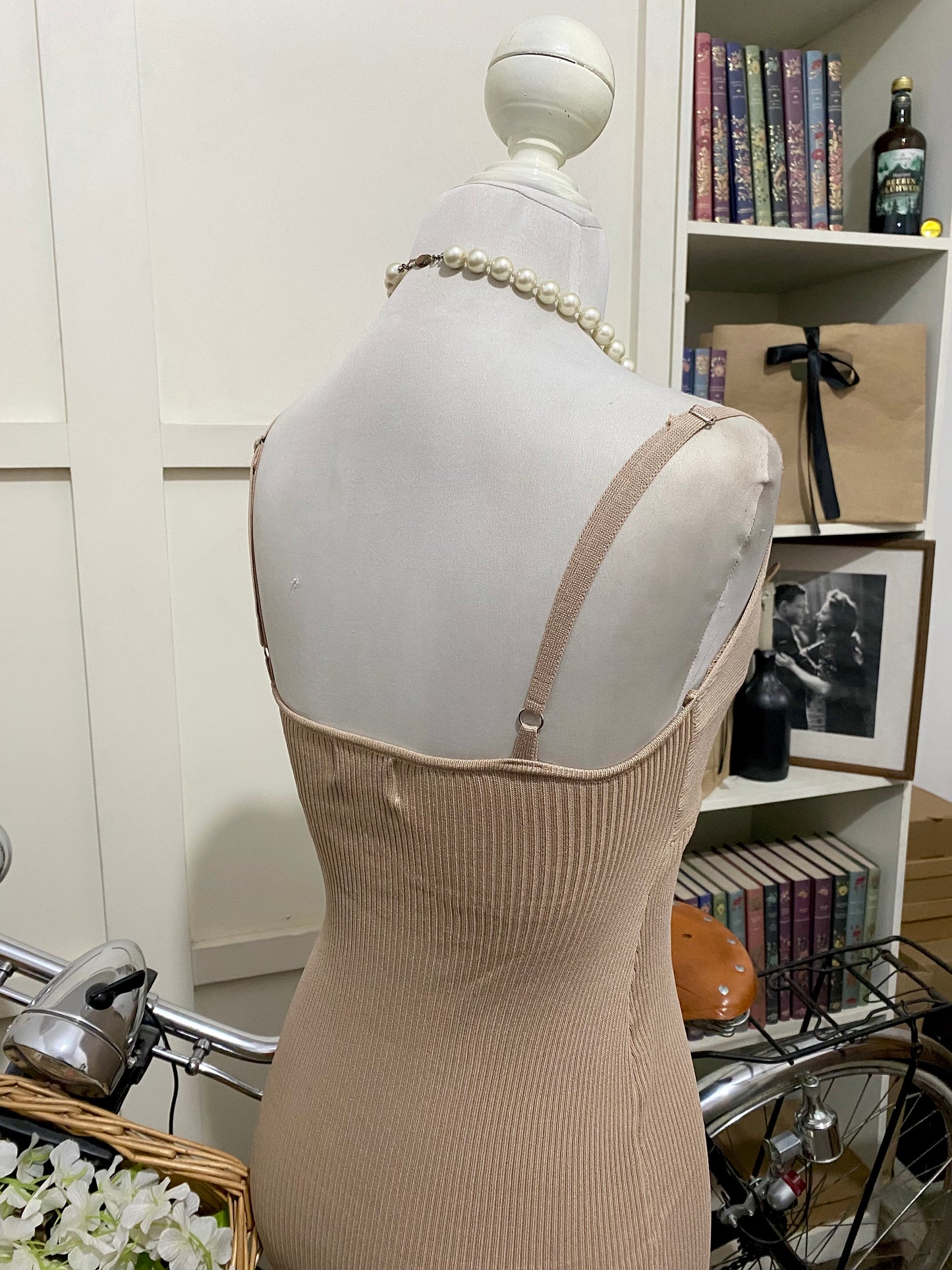 Vestido midi ajustado café integral tirantes