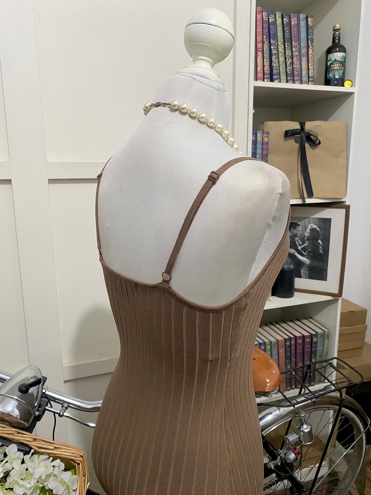 Vestido corto ajustado café integral tirantes