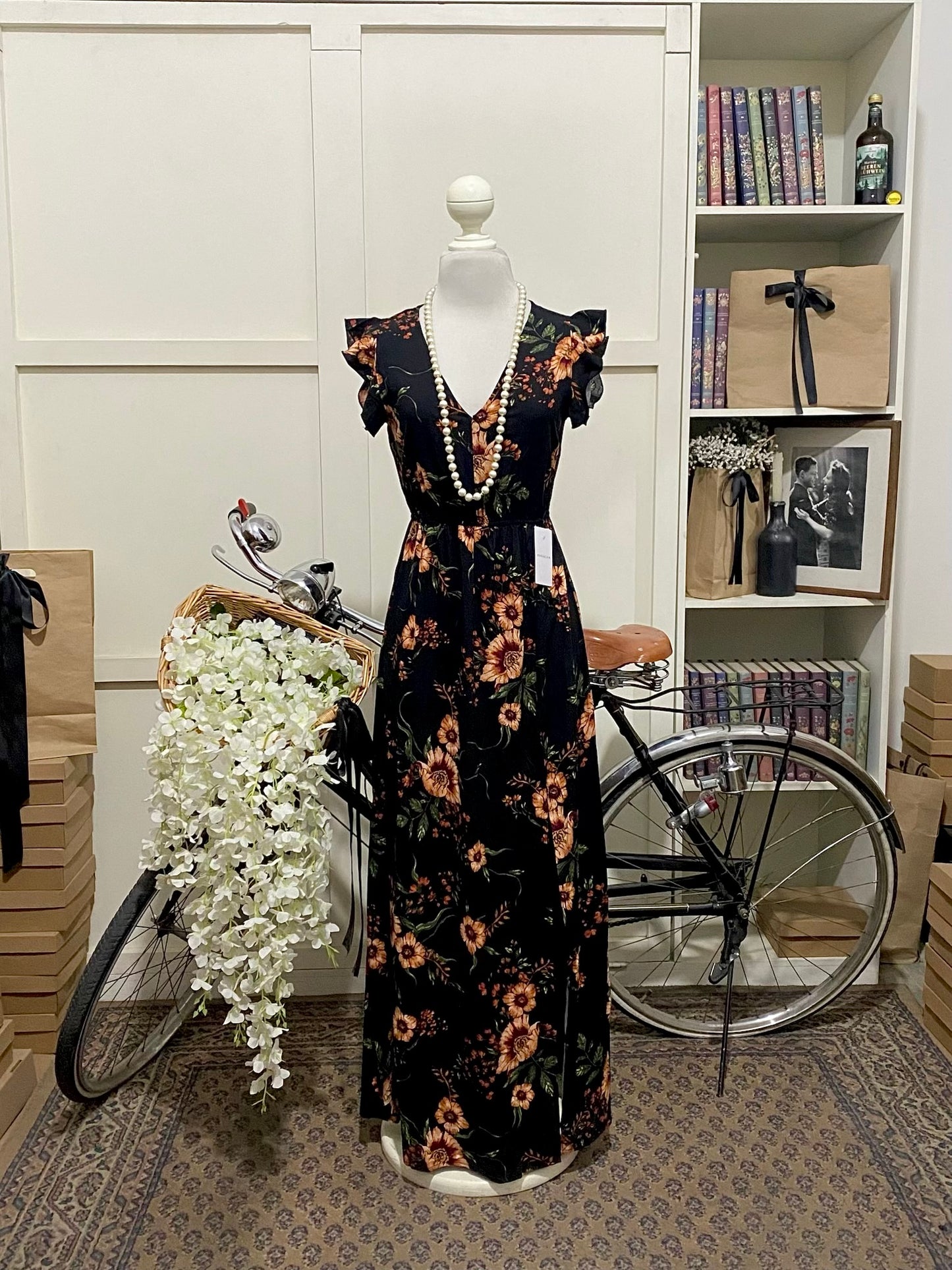 Vestido largo línea A negro flores sin manga