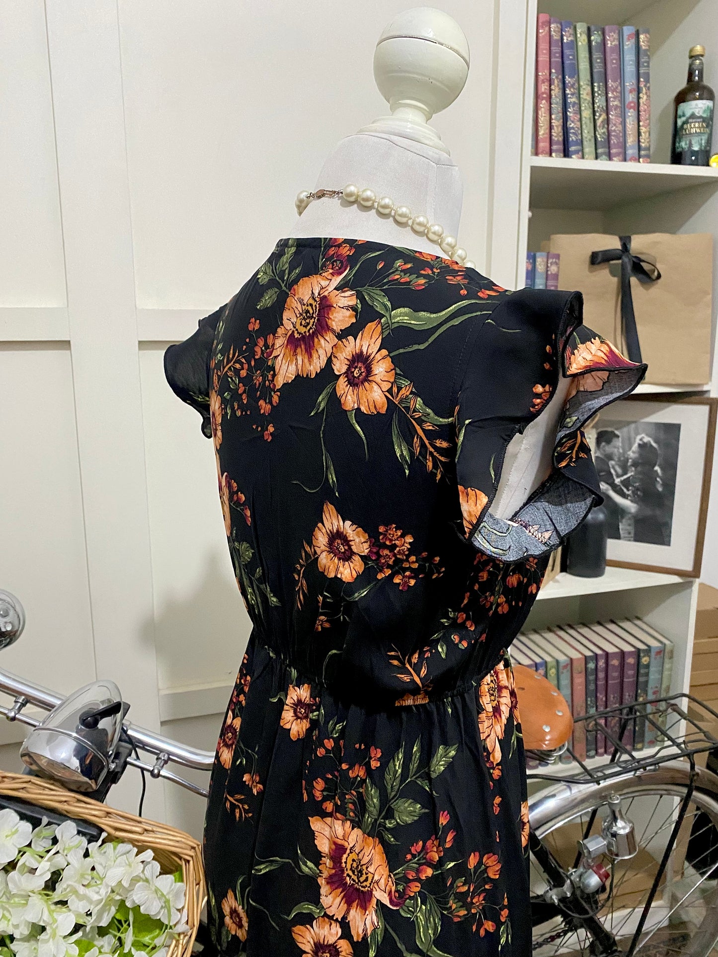Vestido largo línea A negro flores sin manga
