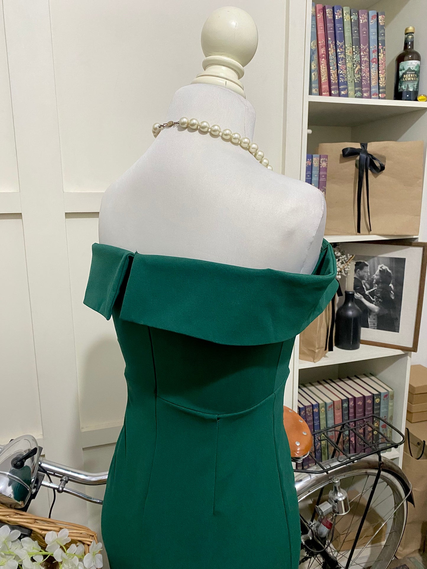 Vestido largo ajustado verde oscuro hombros descubiertos