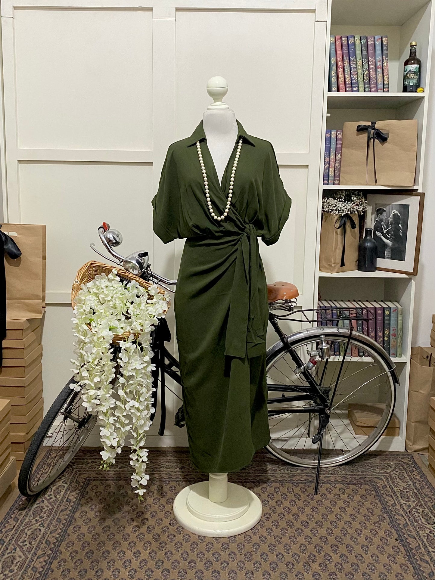 Vestido midi recto envolvente verde militar manga corta