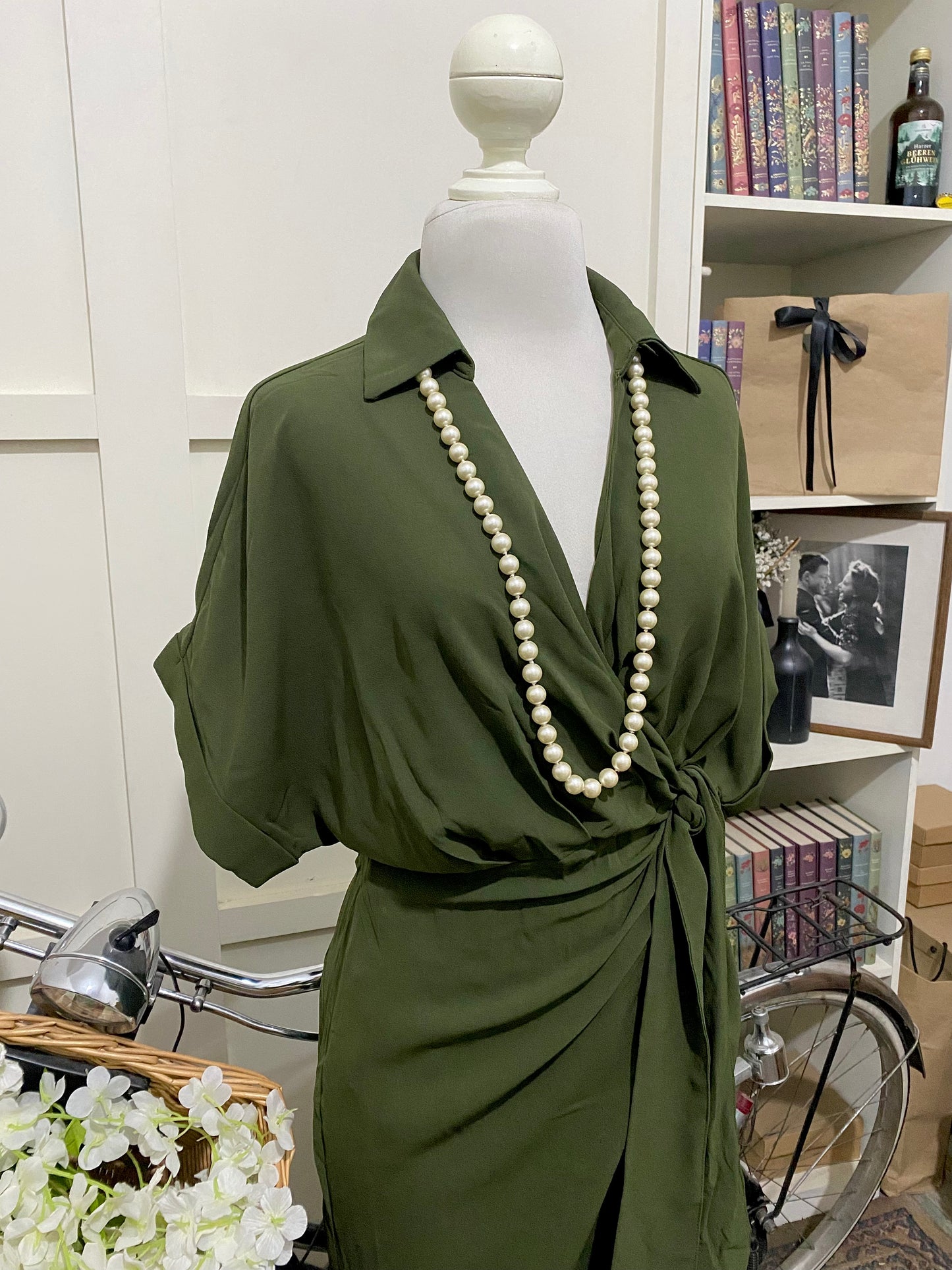 Vestido midi recto envolvente verde militar manga corta