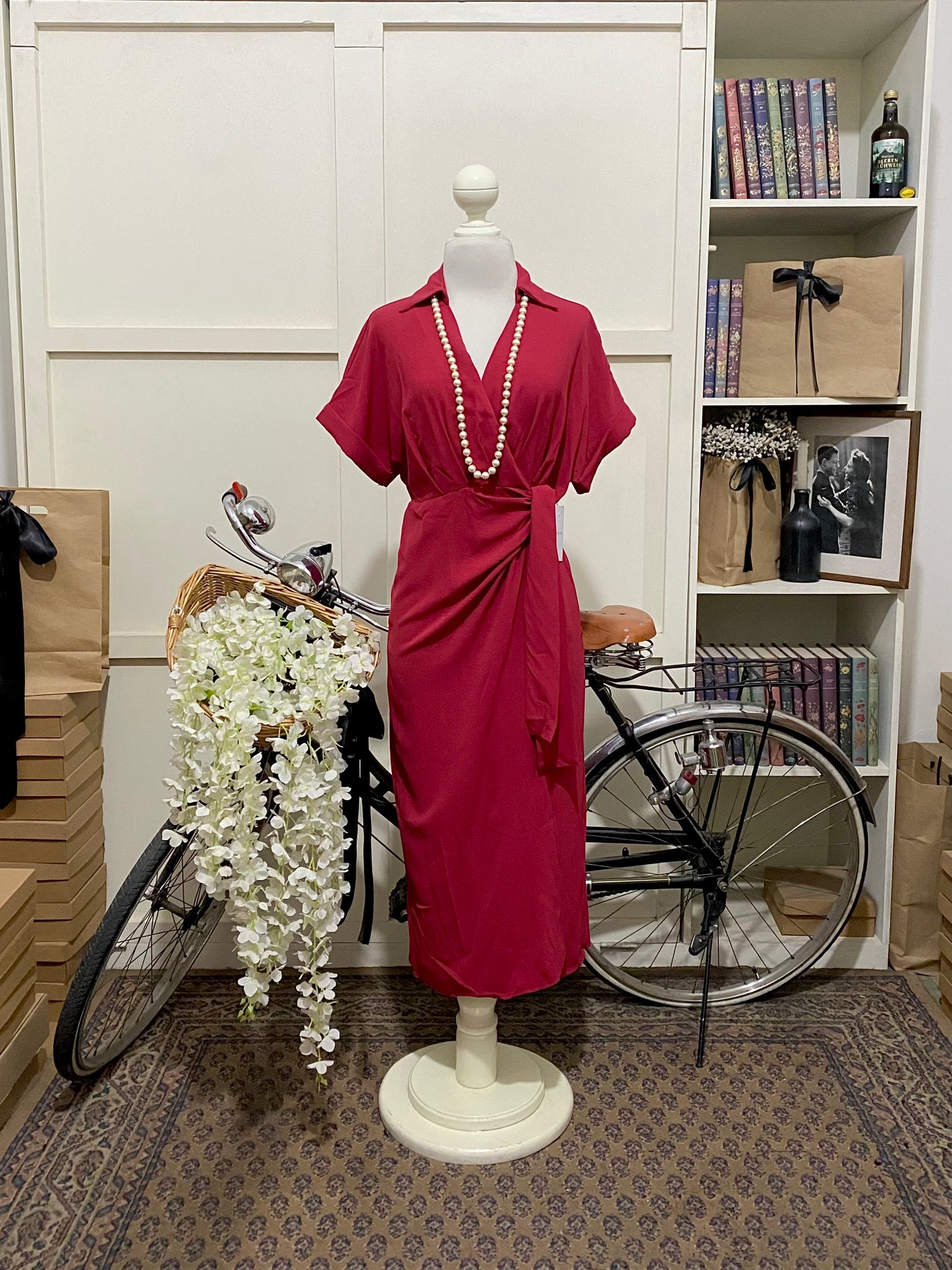 Vestido midi recto envolvente burdeos o tinto manga corta