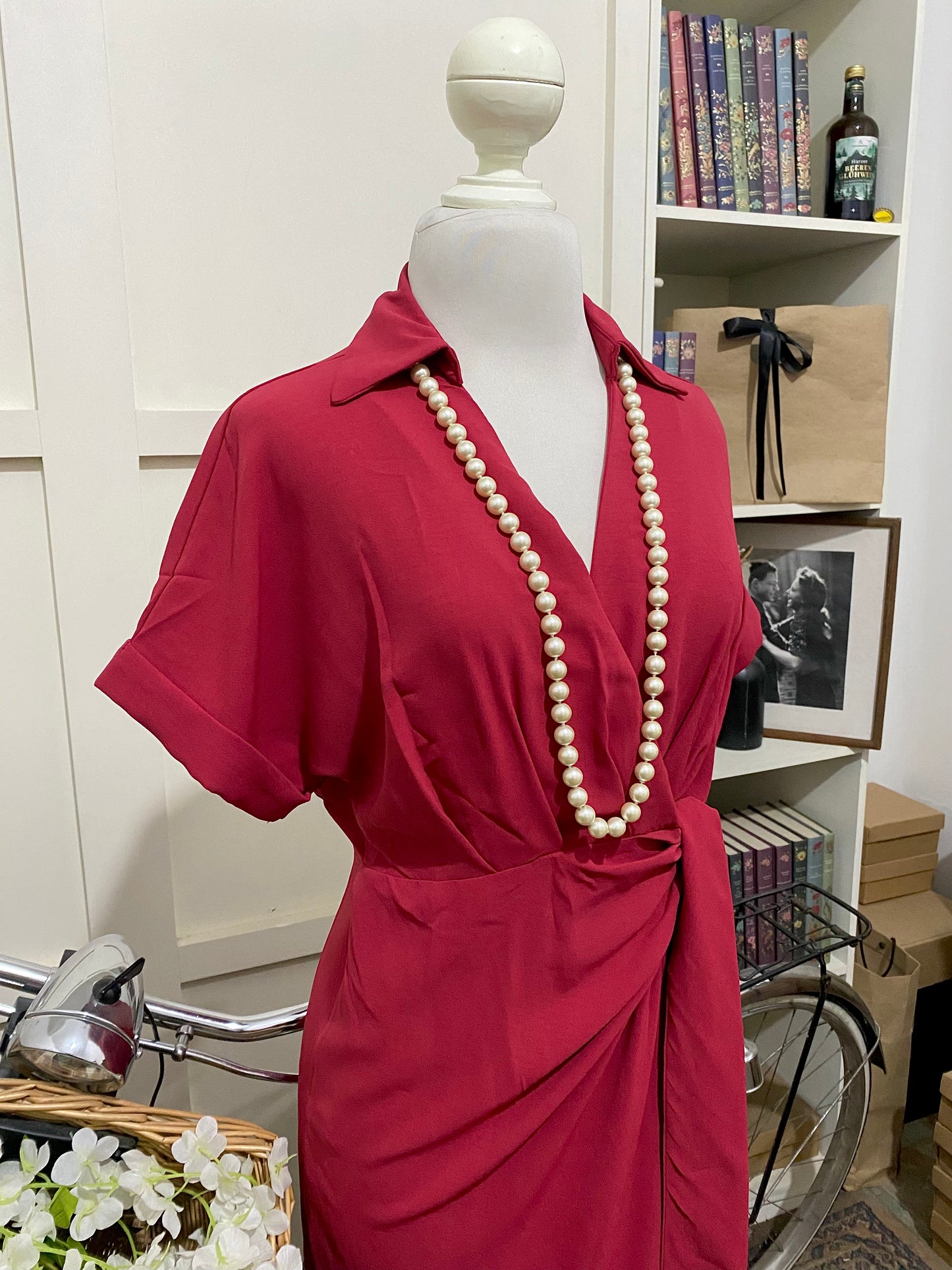 Vestido midi recto envolvente burdeos o tinto manga corta