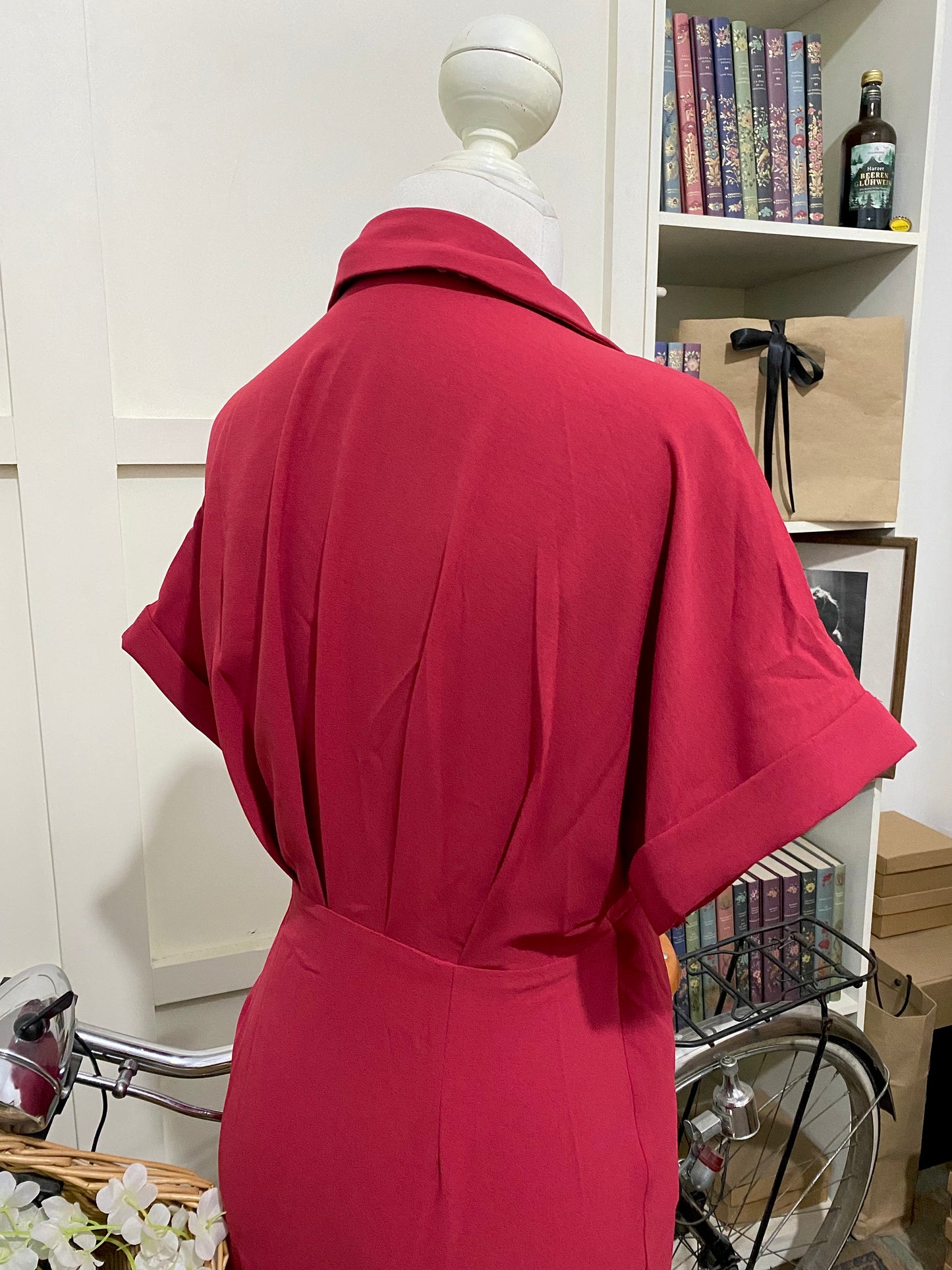 Vestido midi recto envolvente burdeos o tinto manga corta
