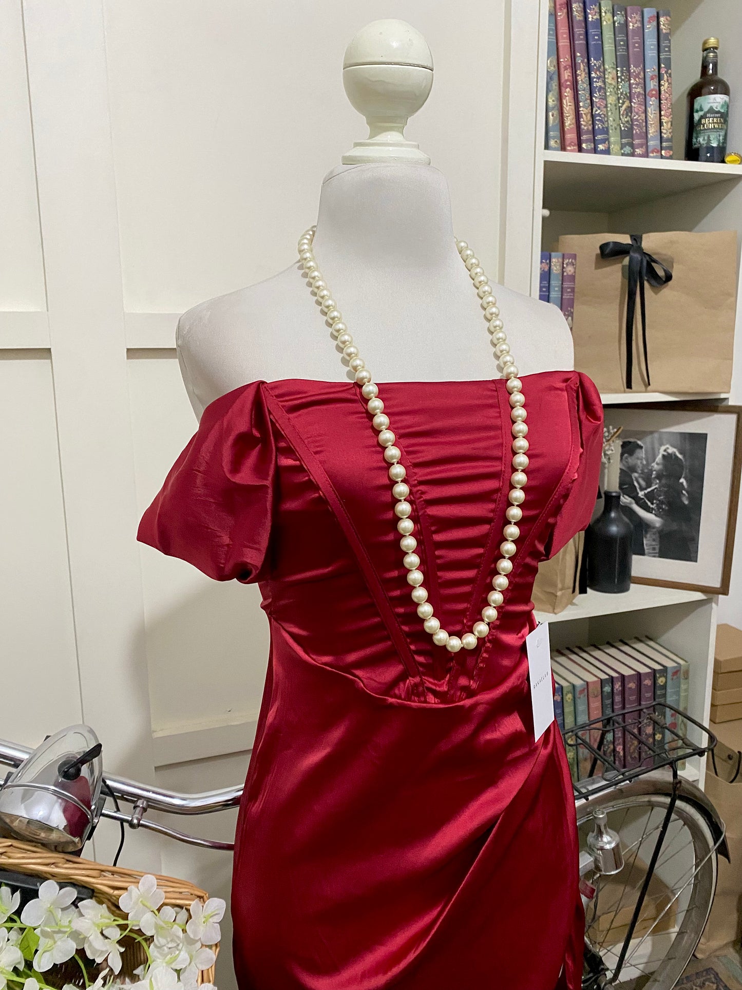 Vestido corto ajustado burdeos o tinto hombros descubiertos manga caída