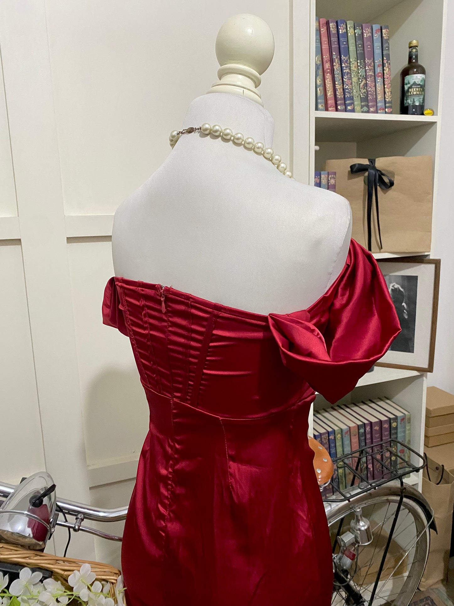 Vestido corto ajustado burdeos o tinto hombros descubiertos manga caída