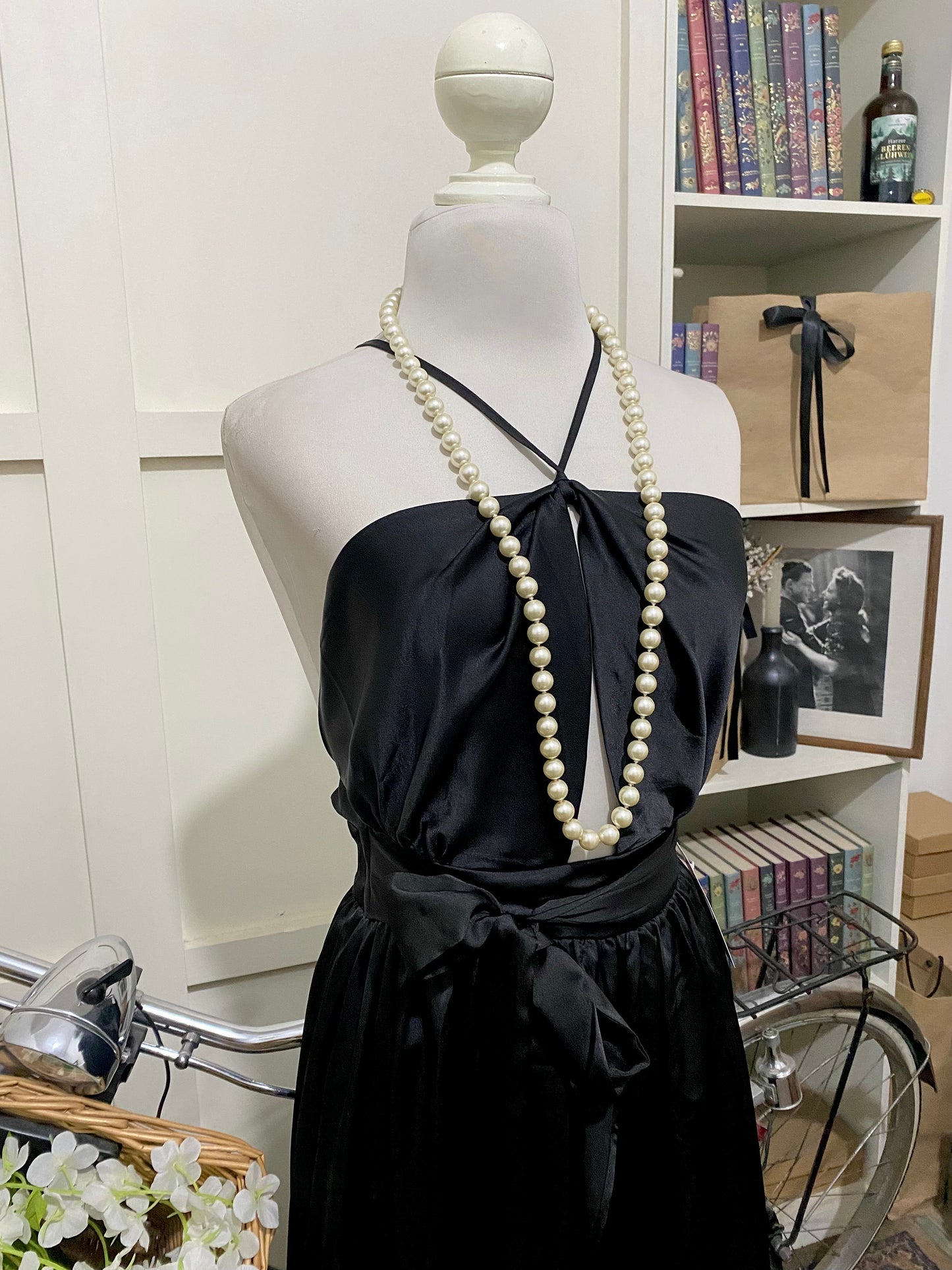 Vestido midi línea A negro tirantes