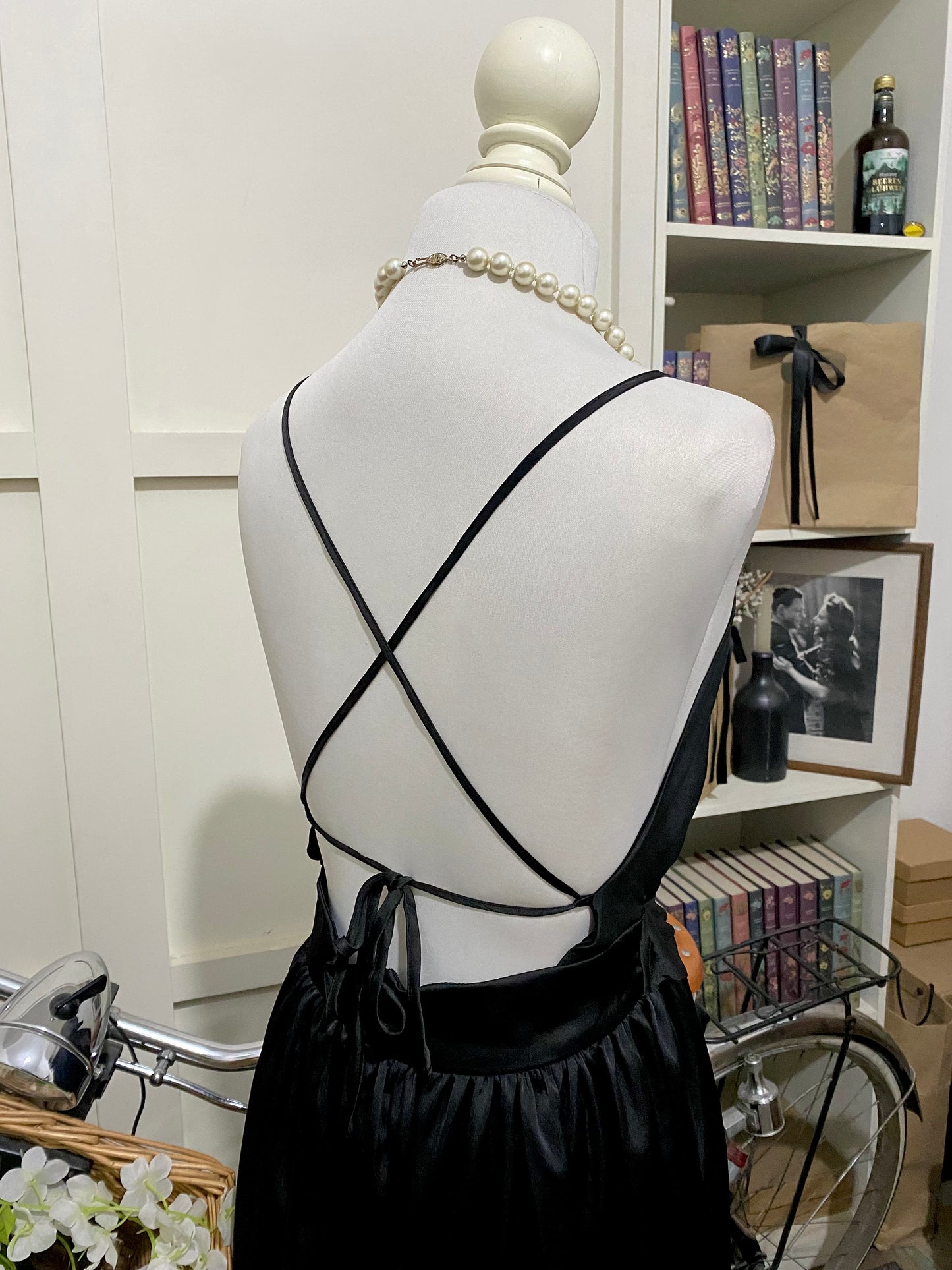 Vestido midi línea A negro tirantes