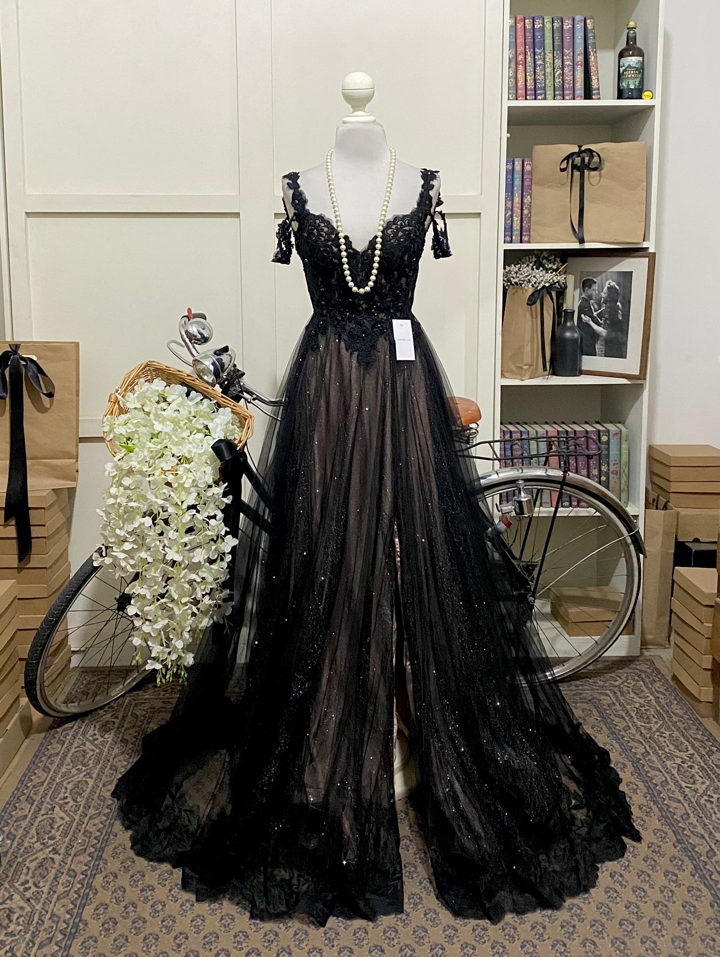 Gerlinde, vestido largo línea A negro tirantes