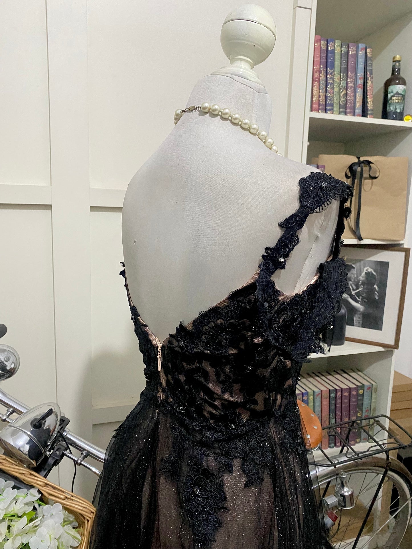 Gerlinde, vestido largo línea A negro tirantes