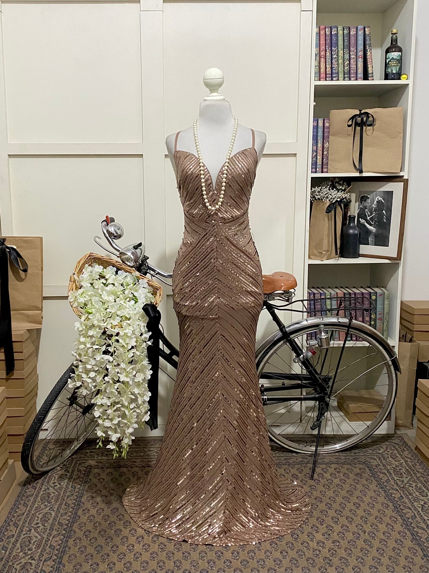 Alessia, vestido largo ajustado dorado tirantes