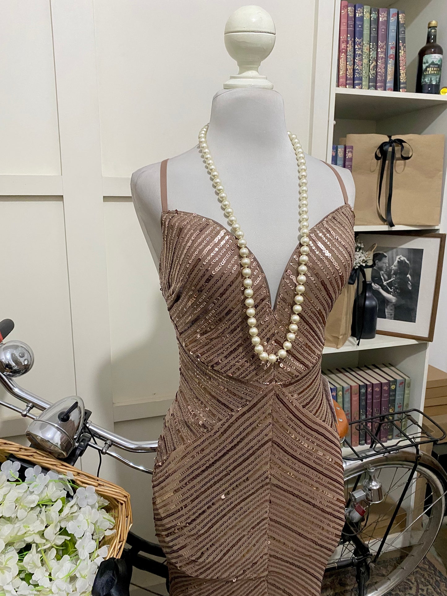 Alessia, vestido largo ajustado dorado tirantes