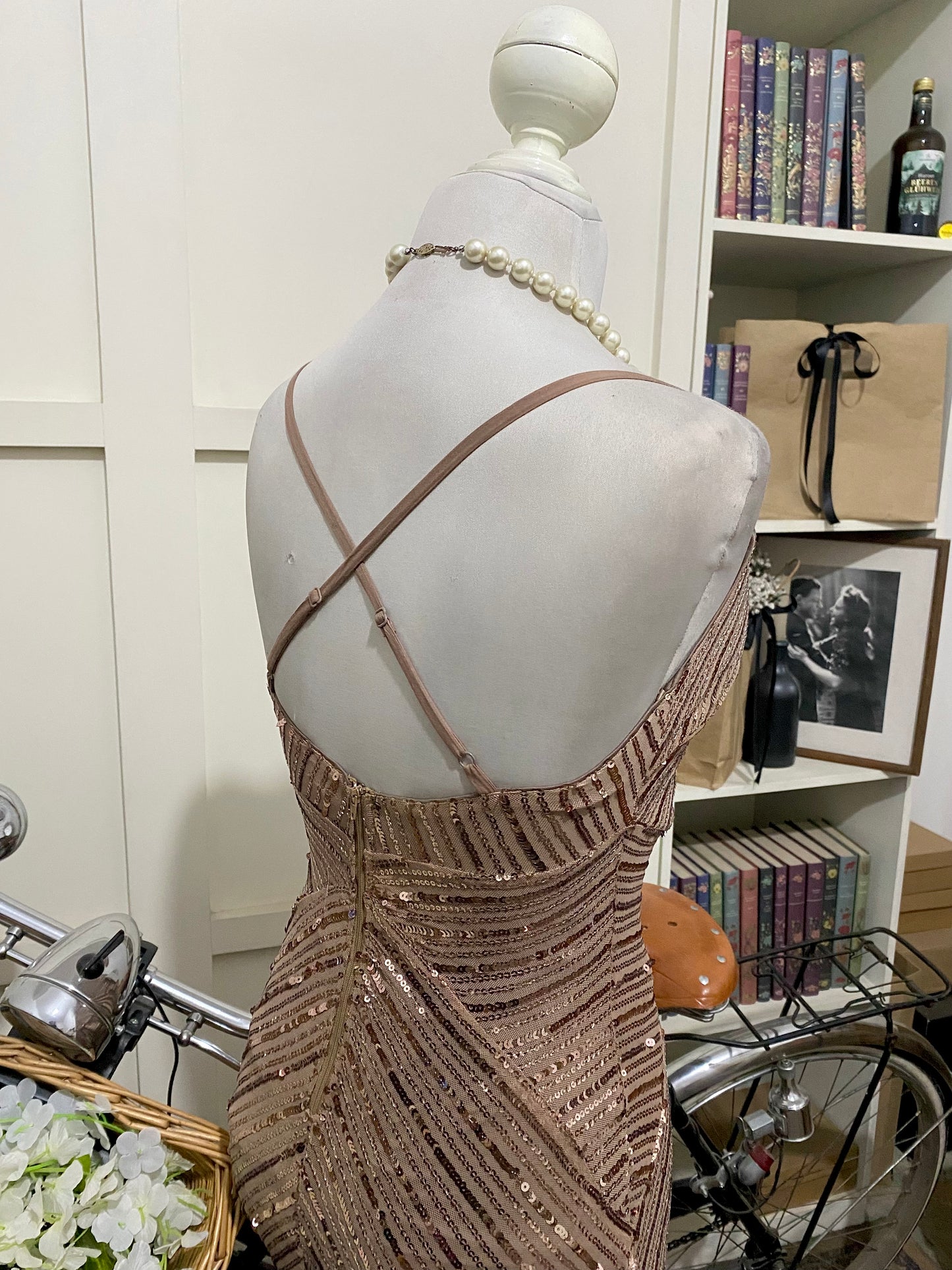 Alessia, vestido largo ajustado dorado tirantes