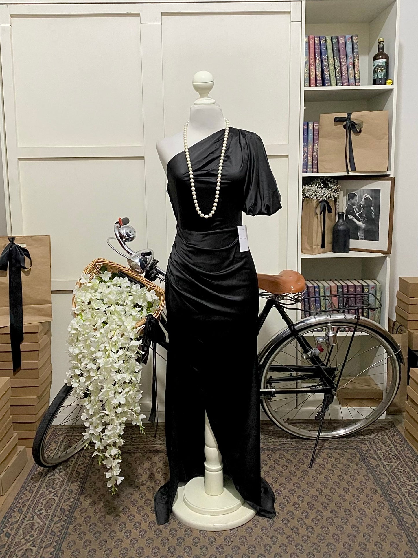 Vestido largo ajustado negro una manga