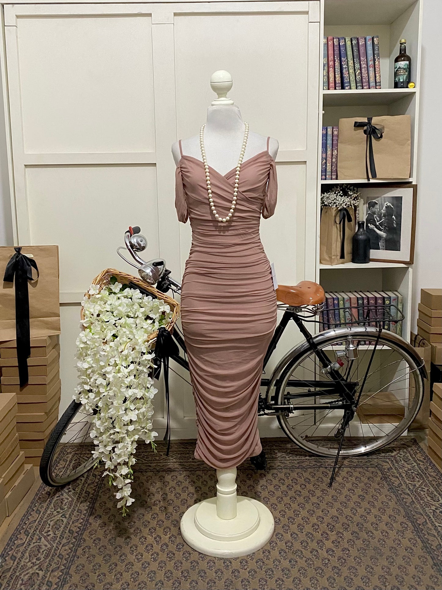 Vestido midi ajustado rosa vieja tirantes manga caída