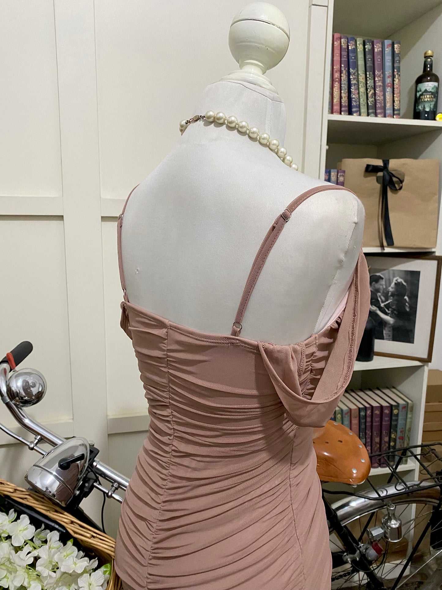 Vestido midi ajustado rosa vieja tirantes manga caída