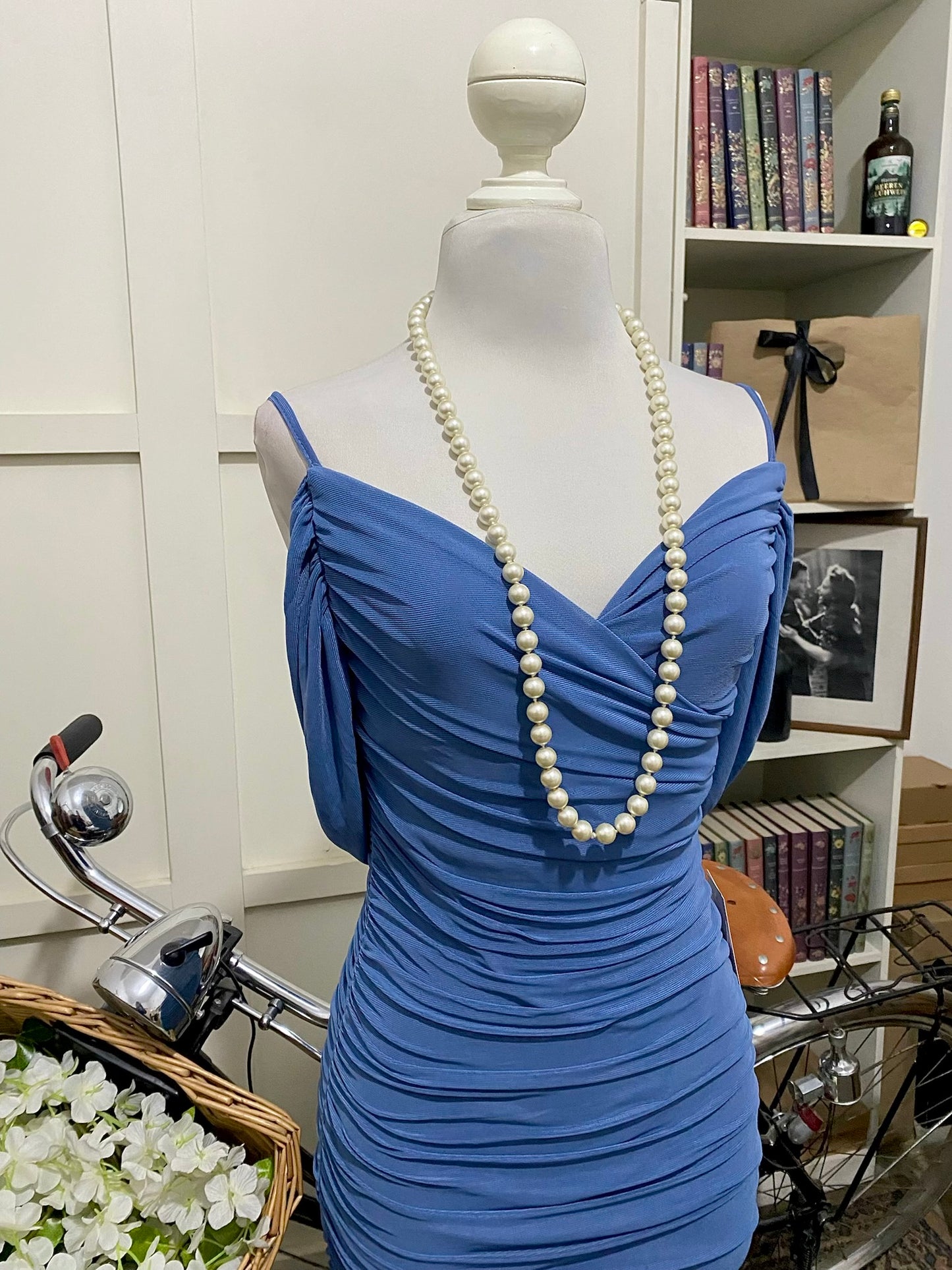 Vestido midi ajustado neblina azul tirantes manga caída