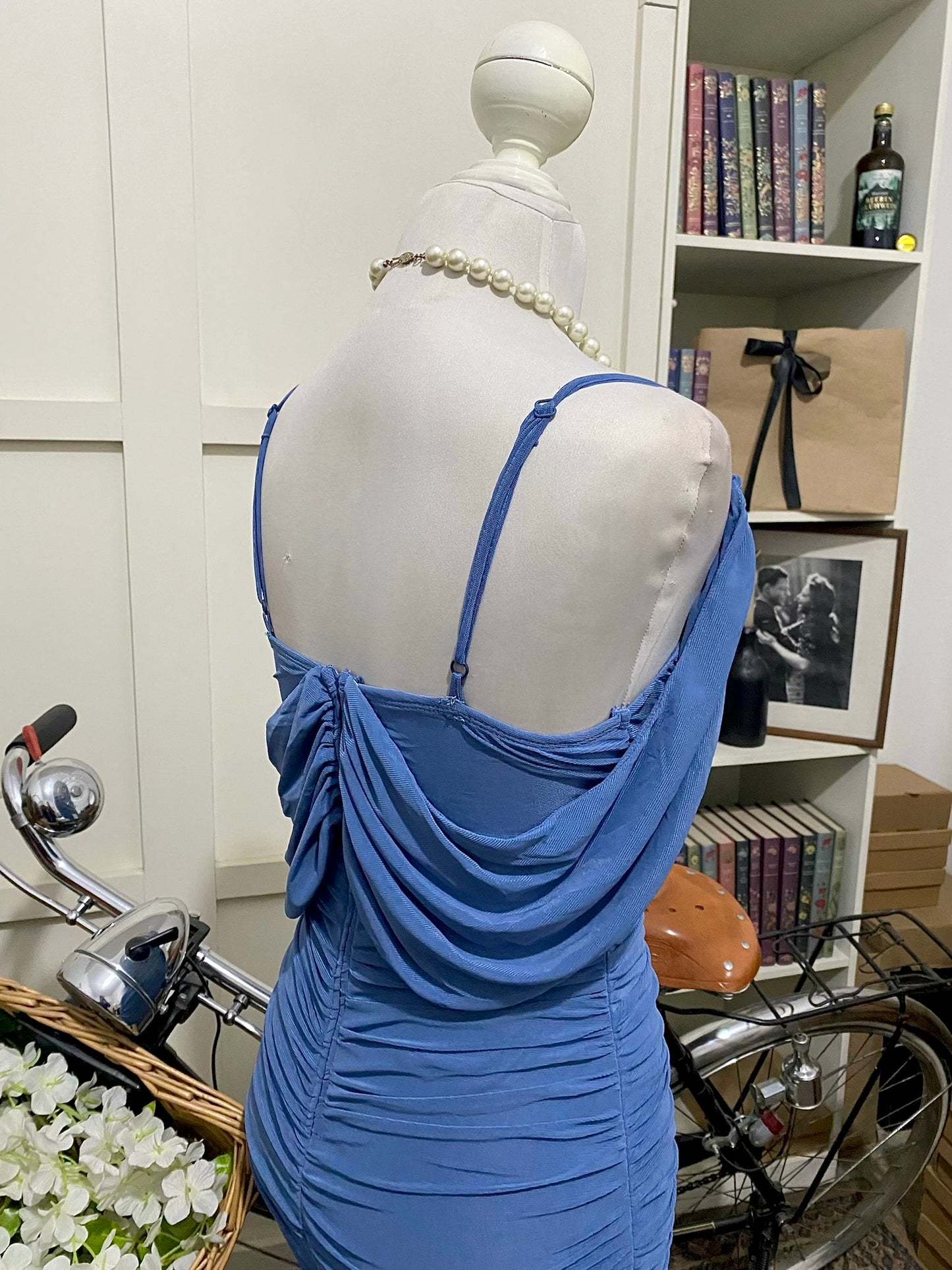 Vestido midi ajustado neblina azul tirantes manga caída