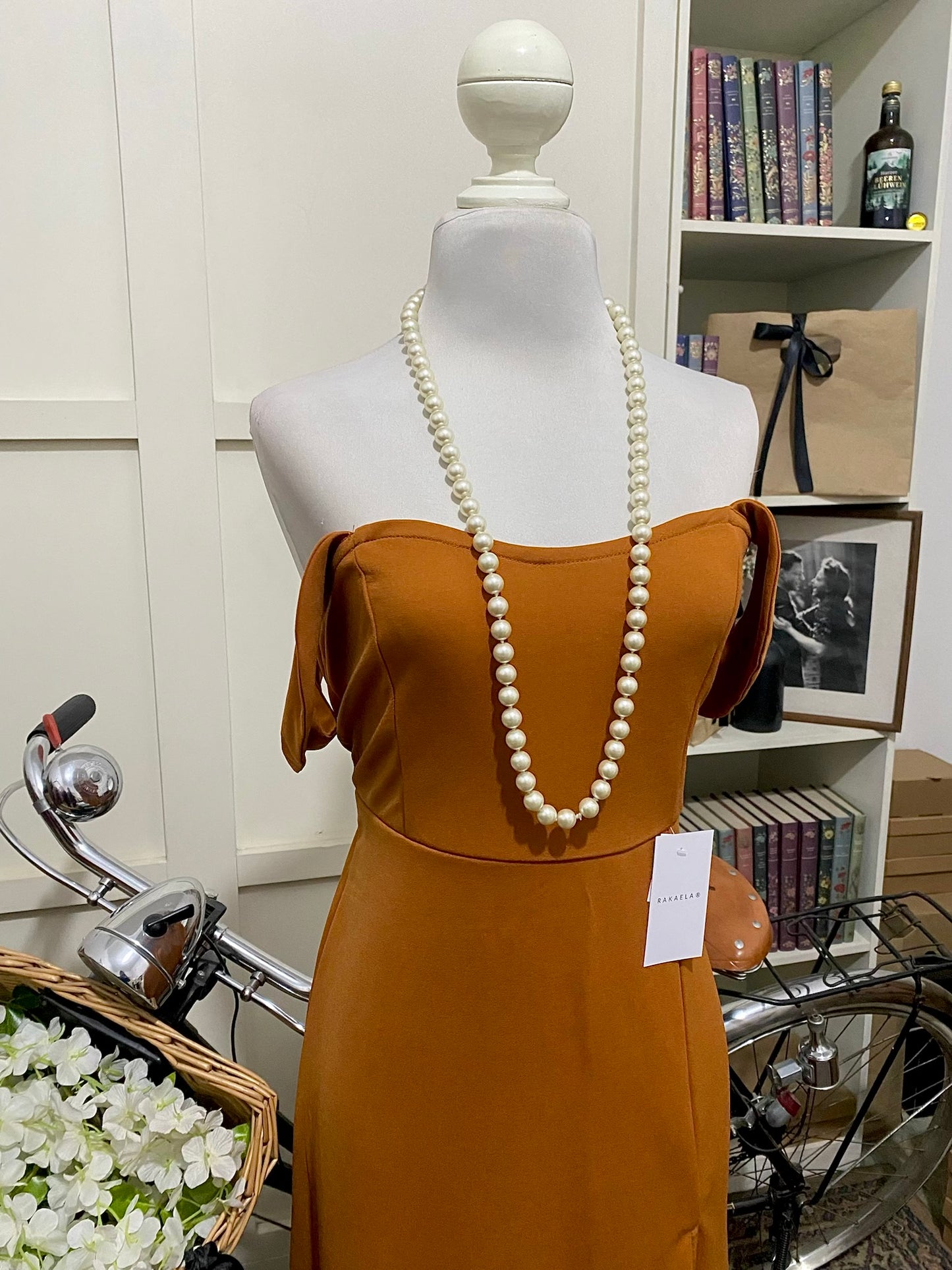 Vestido largo ajustado marrón hombros descubiertos manga caída