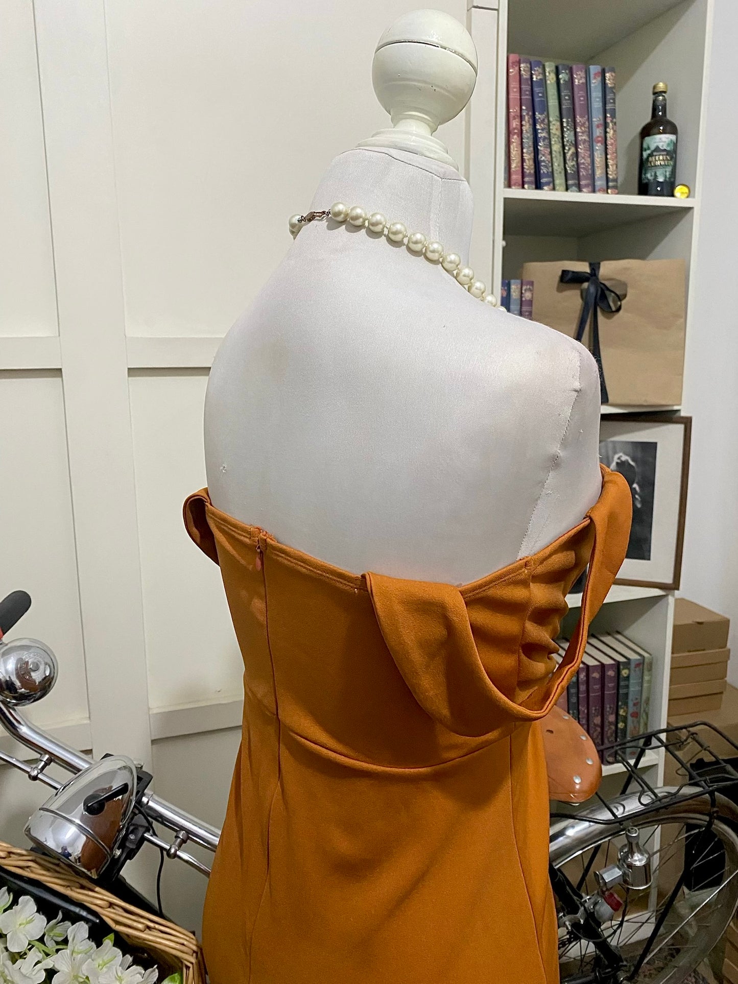 Vestido largo ajustado marrón hombros descubiertos manga caída
