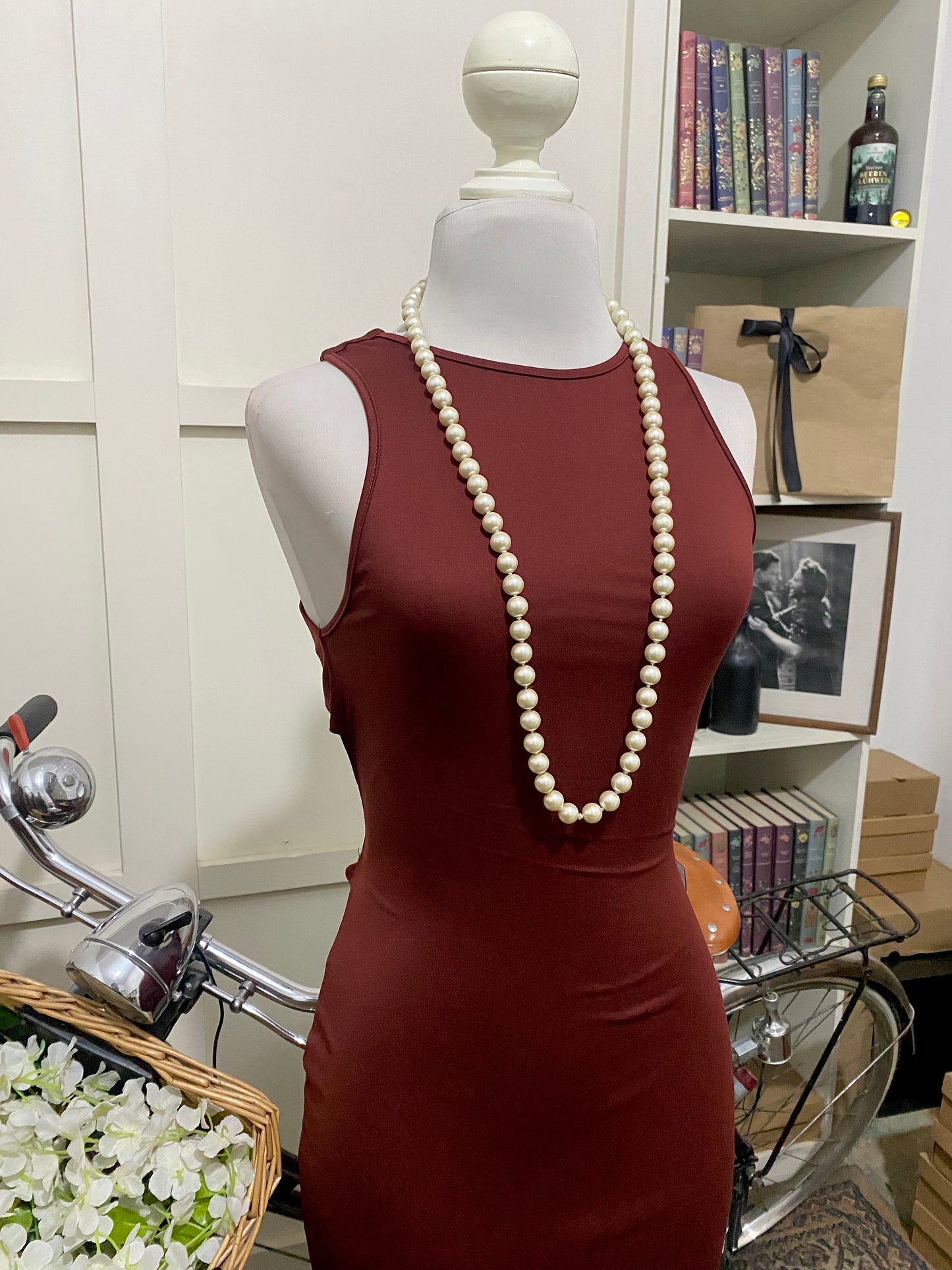 Vestido midi ajustado marrón oscuro sin manga