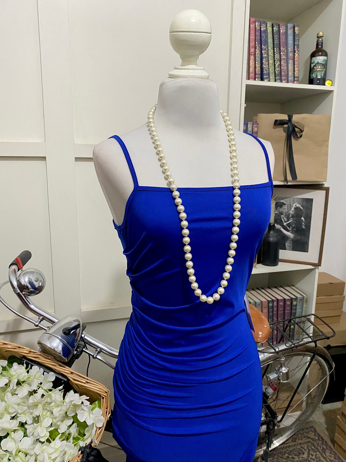 Vestido midi ajustado azul rey o real tirantes