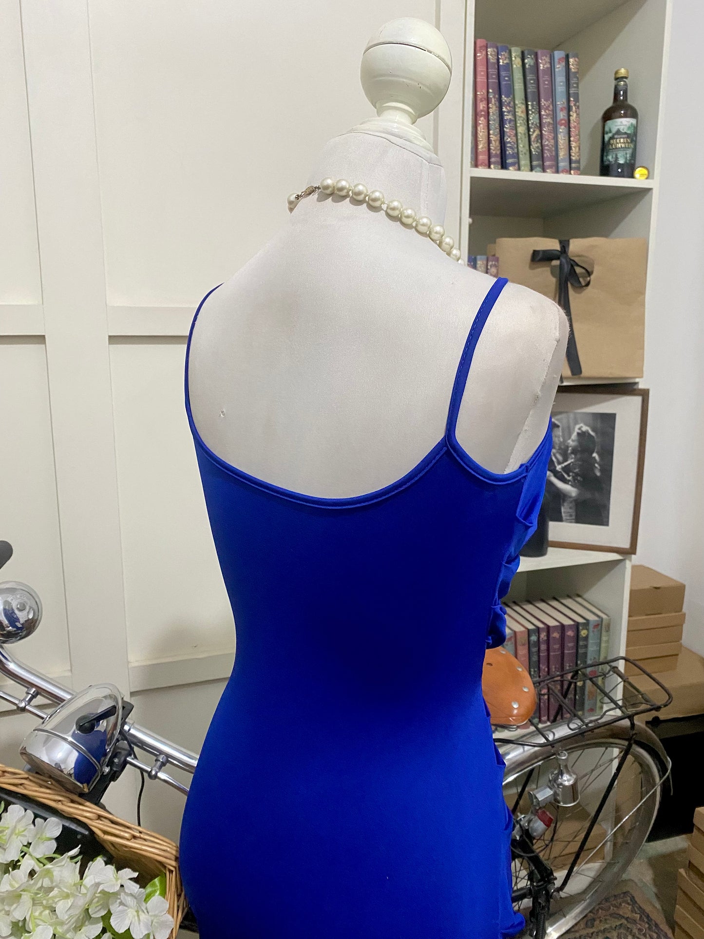 Vestido midi ajustado azul rey o real tirantes