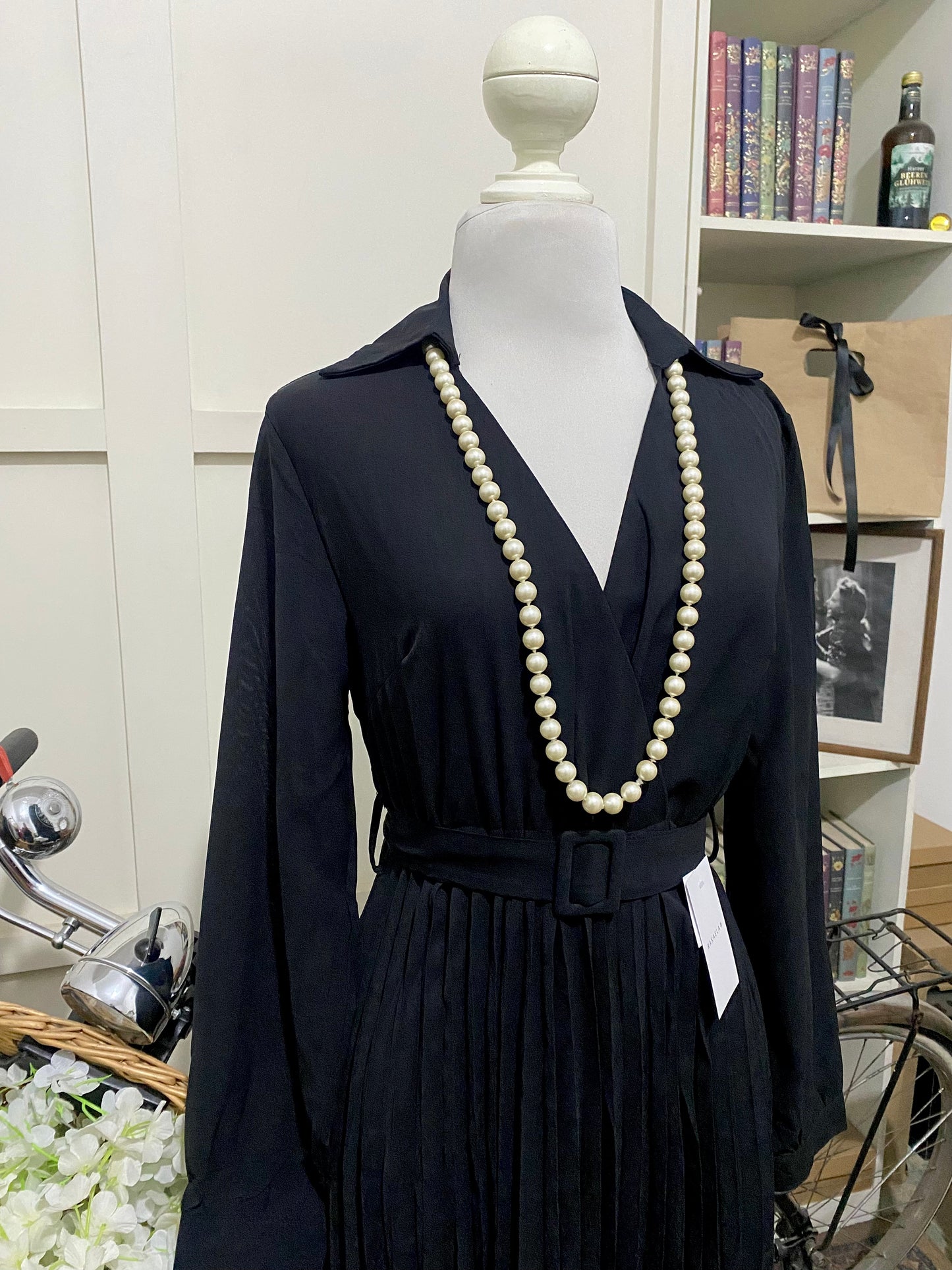 Prudencia, vestido midi línea A negro manga larga