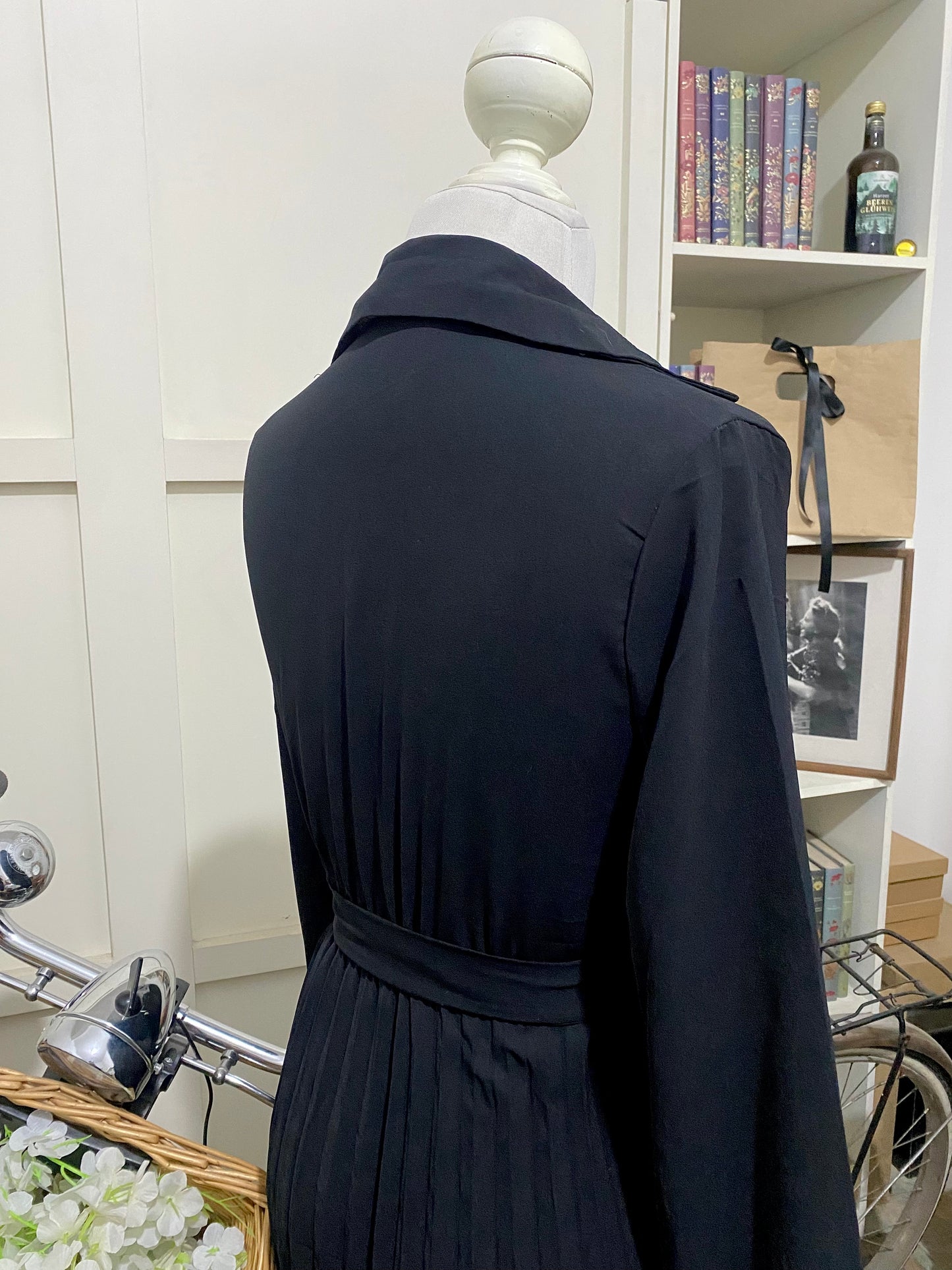 Prudencia, vestido midi línea A negro manga larga