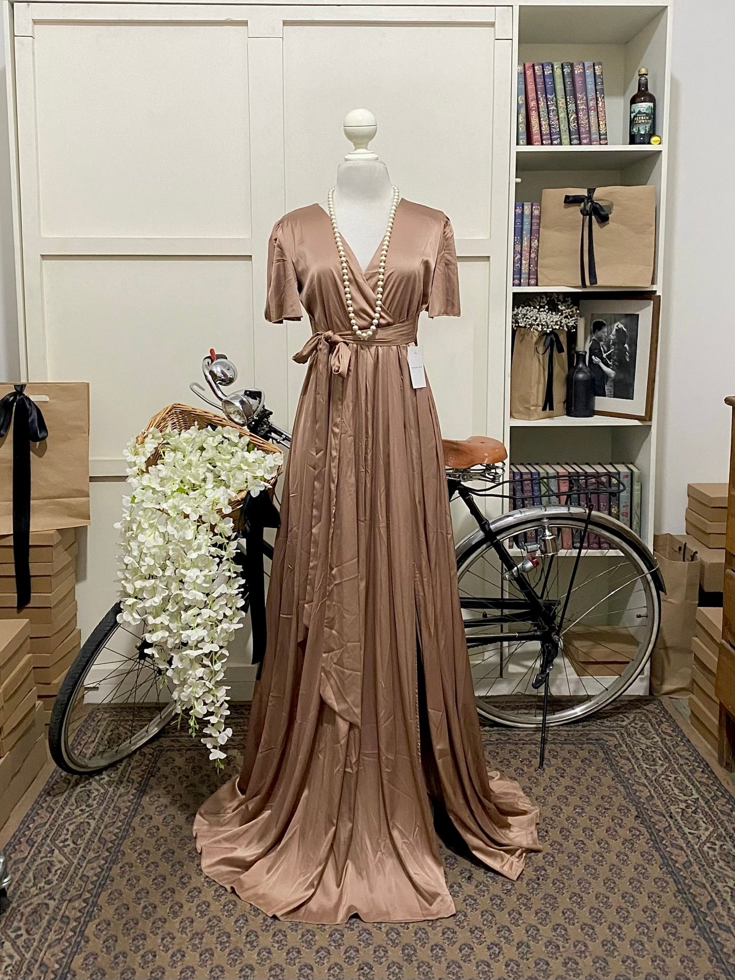 Vestido largo línea A champán manga corta