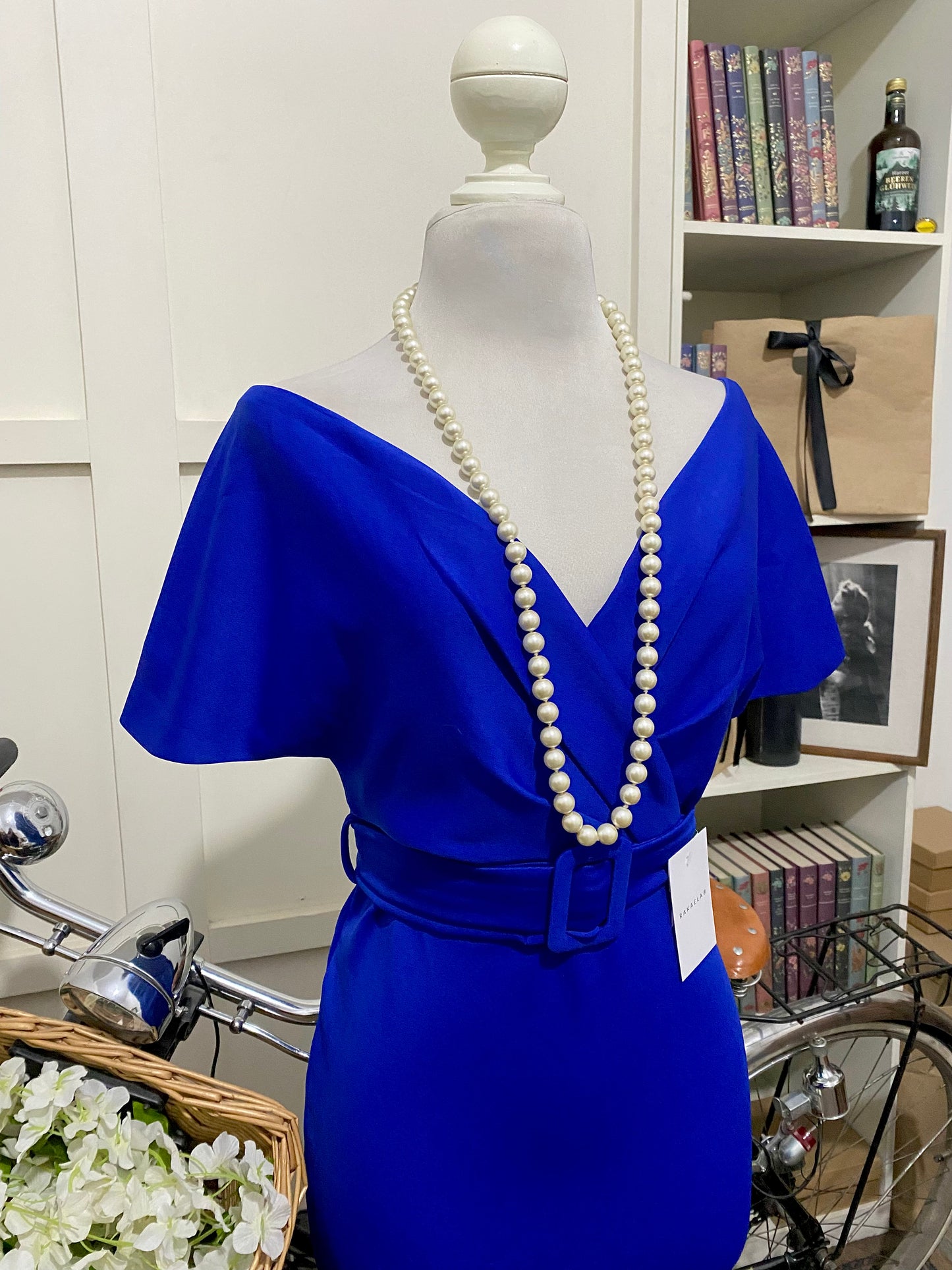 Vestido midi ajustado azul rey o real hombros descubiertos