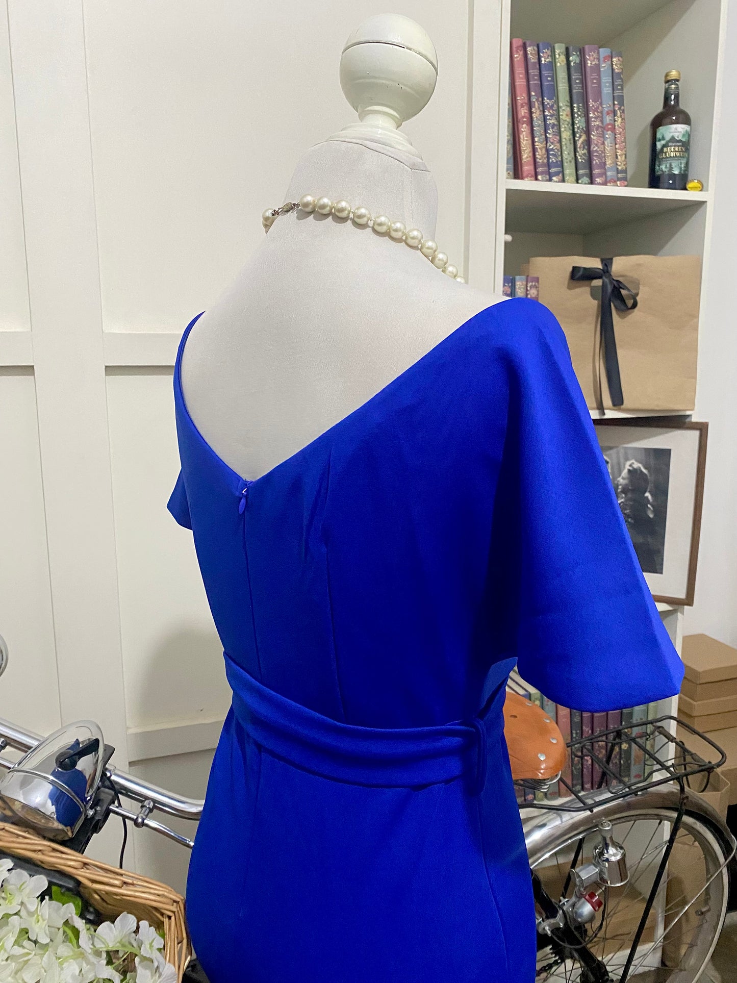 Vestido midi ajustado azul rey o real hombros descubiertos