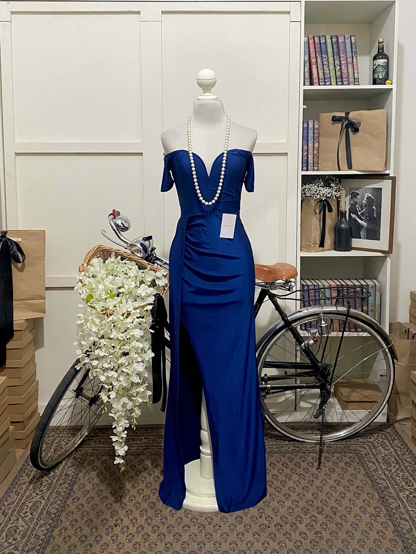 Vestido largo ajustado azul marino hombros descubiertos manga corta