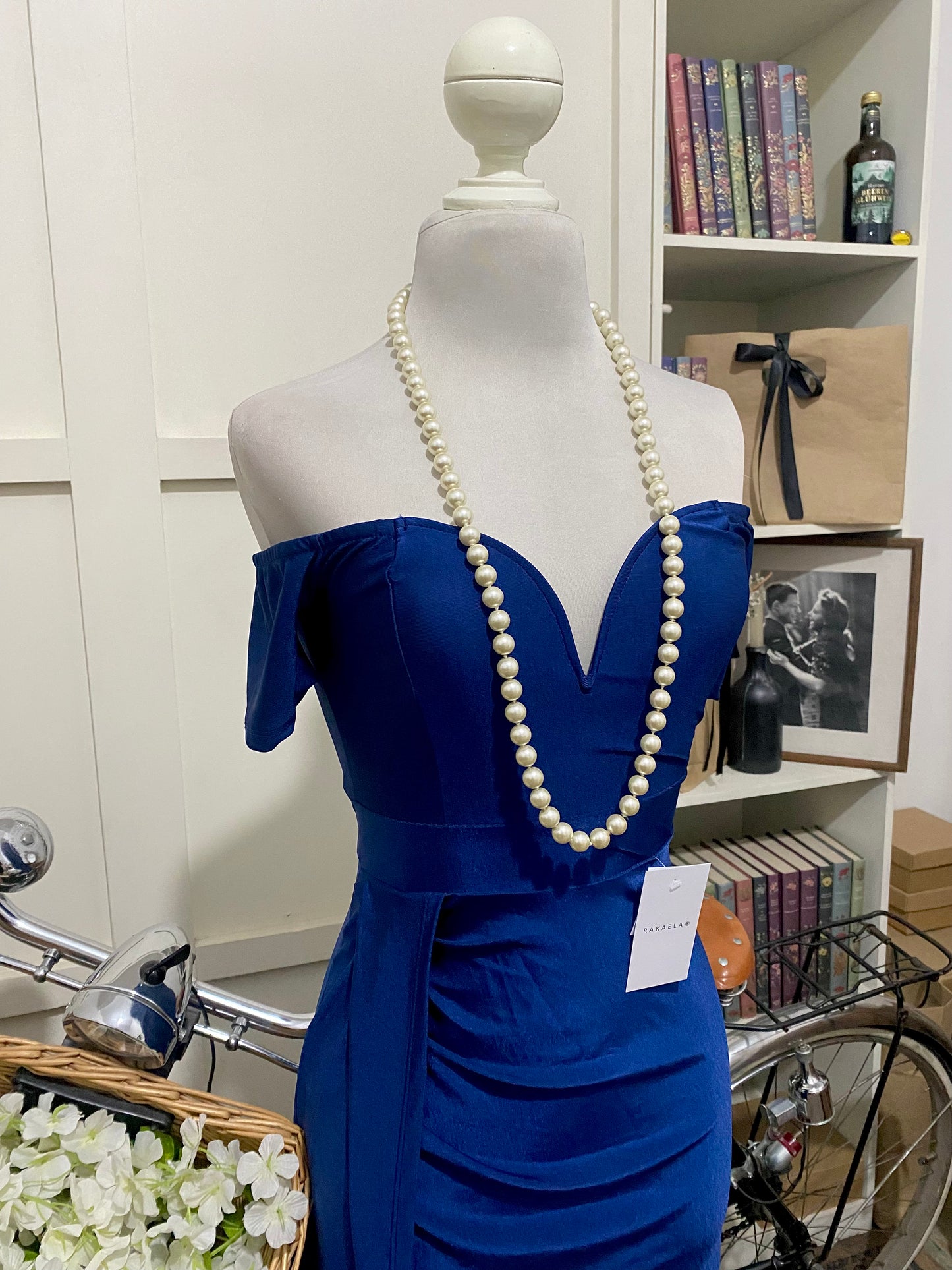 Vestido largo ajustado azul marino hombros descubiertos manga corta