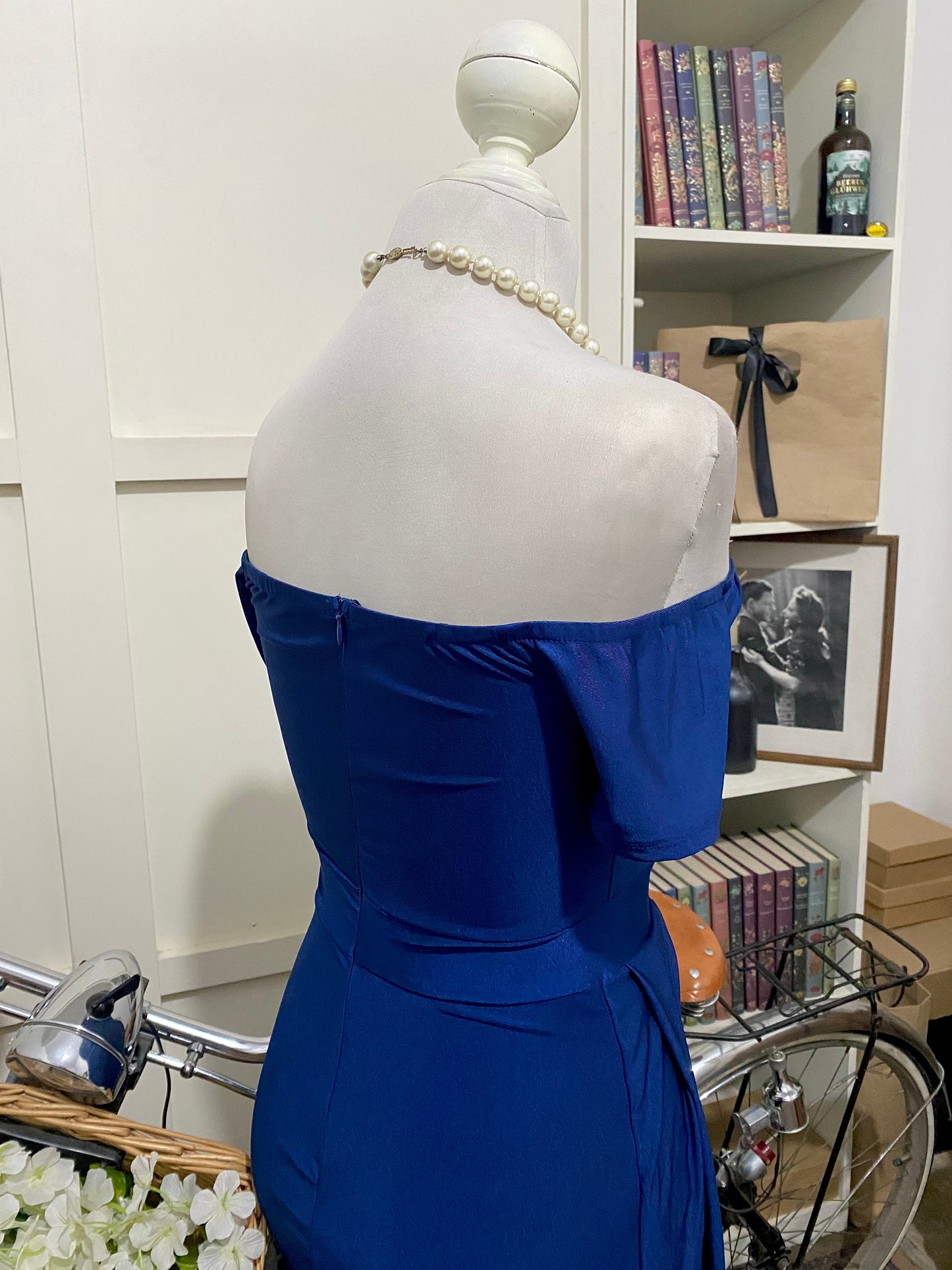 Vestido largo ajustado azul marino hombros descubiertos manga corta