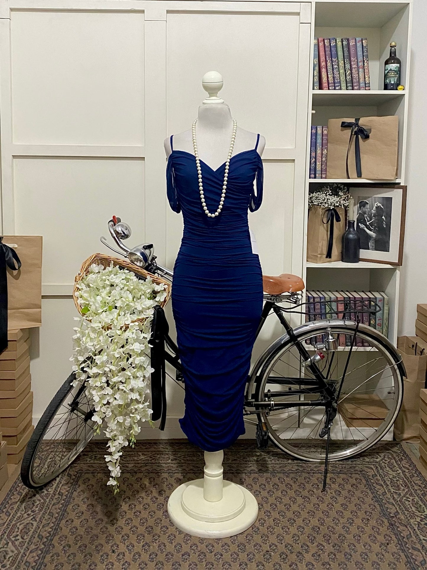 Vestido midi ajustado azul marino tirantes manga caída
