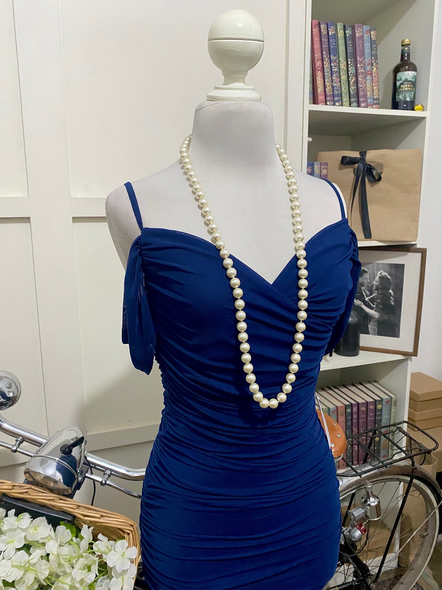 Vestido midi ajustado azul marino tirantes manga caída
