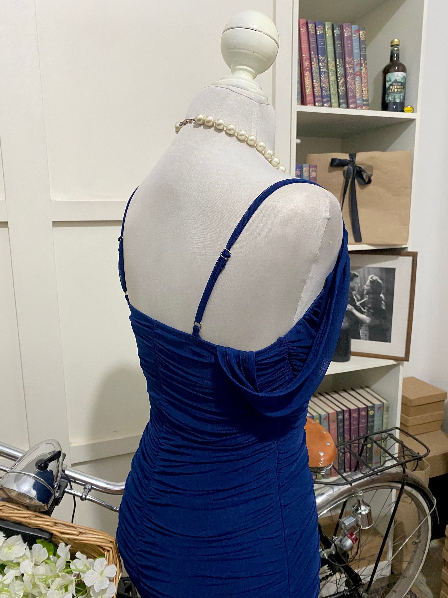 Vestido midi ajustado azul marino tirantes manga caída