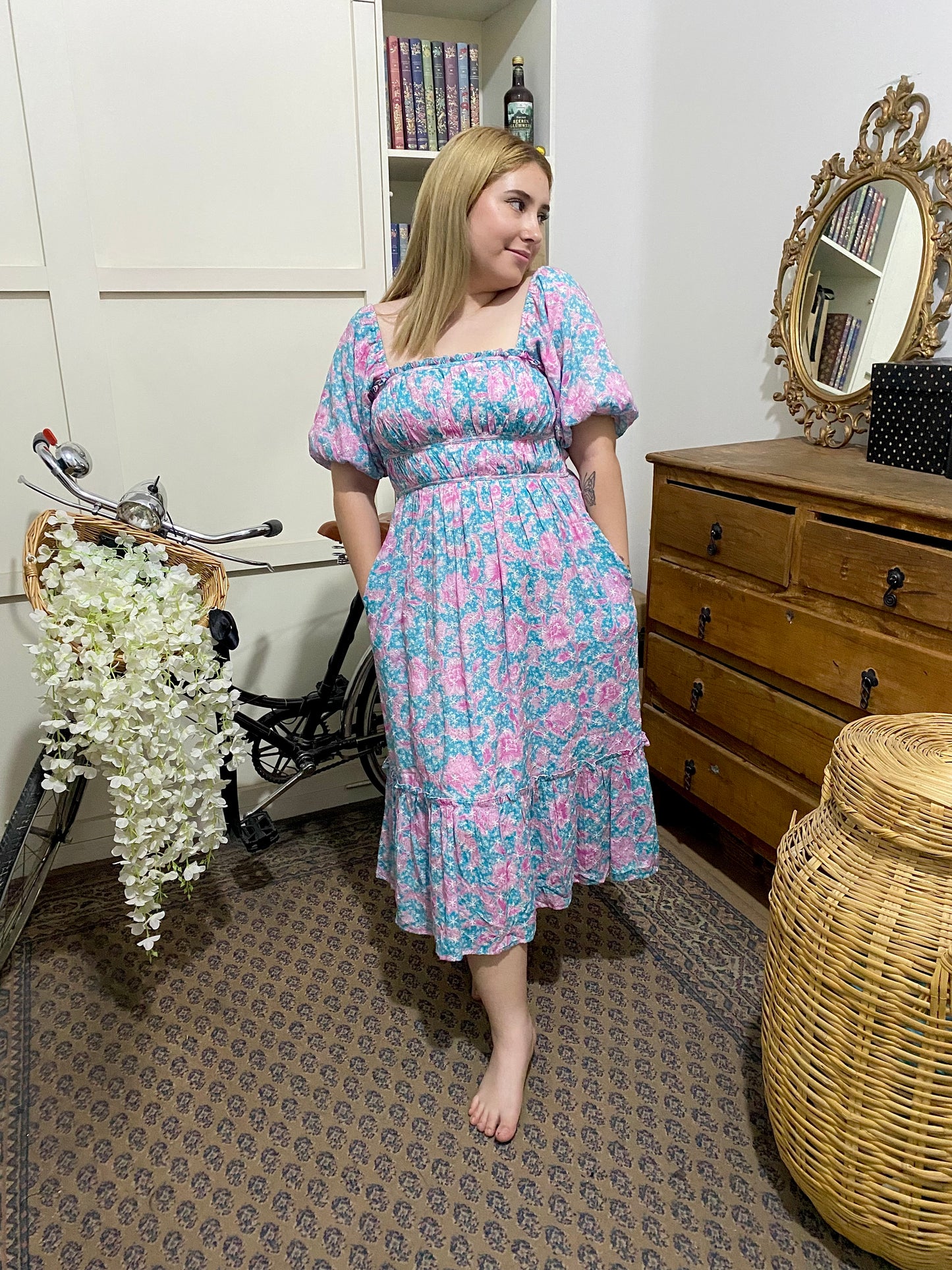 Lais, vestido midi línea A azul estampado flores manga corta