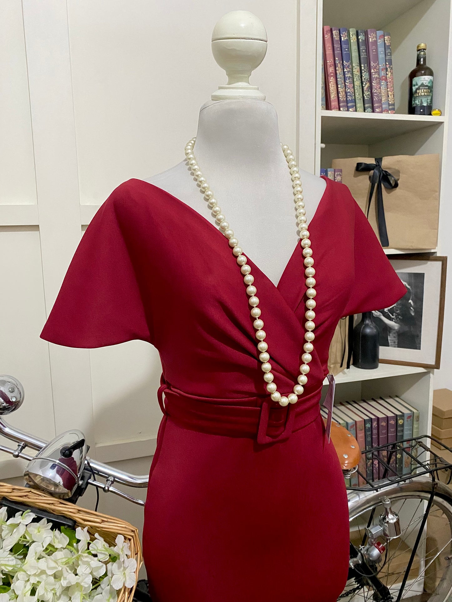 Vestido midi ajustado burdeos o tinto hombros descubiertos