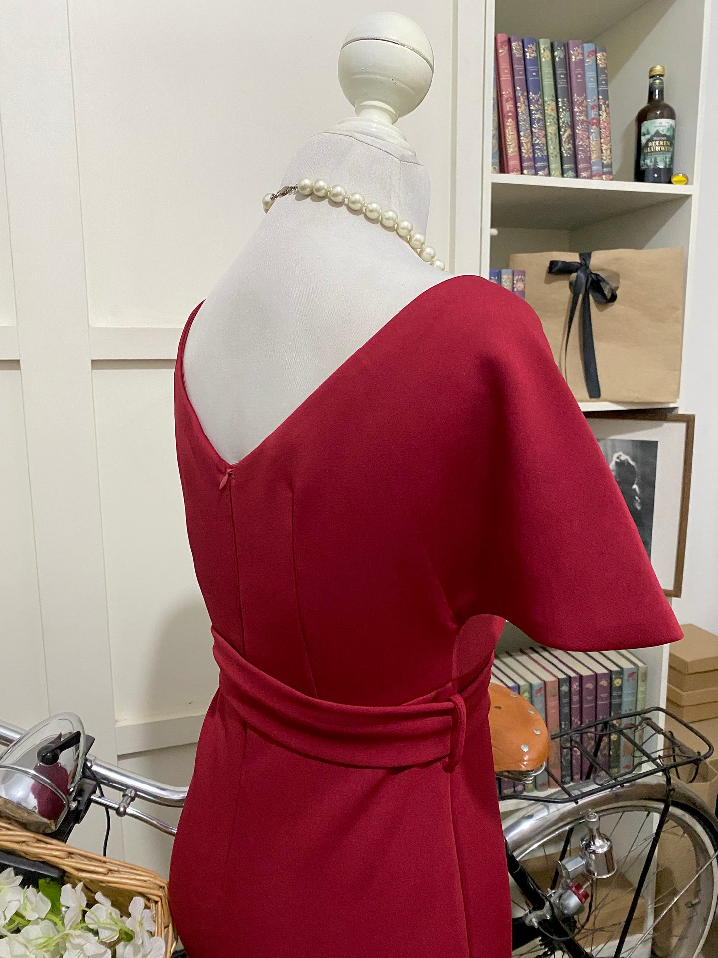Vestido midi ajustado burdeos o tinto hombros descubiertos