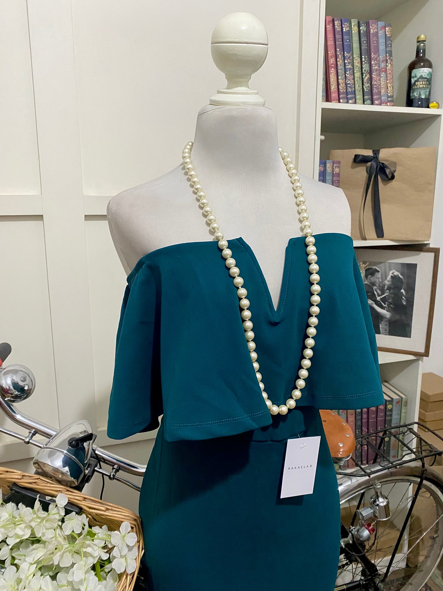 Vestido midi ajustado verde oscuro hombros descubiertos