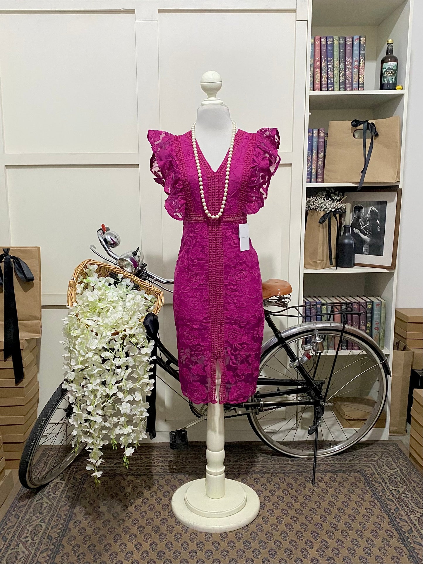 Raisa, vestido midi ajustado fucsia sin manga