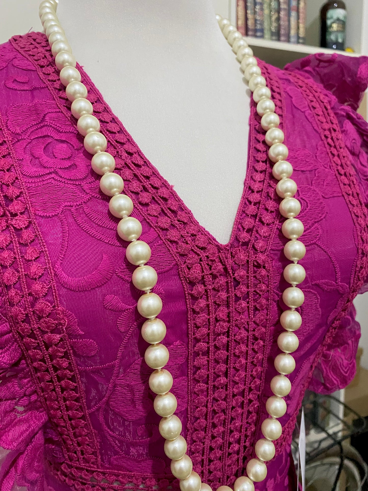 Raisa, vestido midi ajustado fucsia sin manga