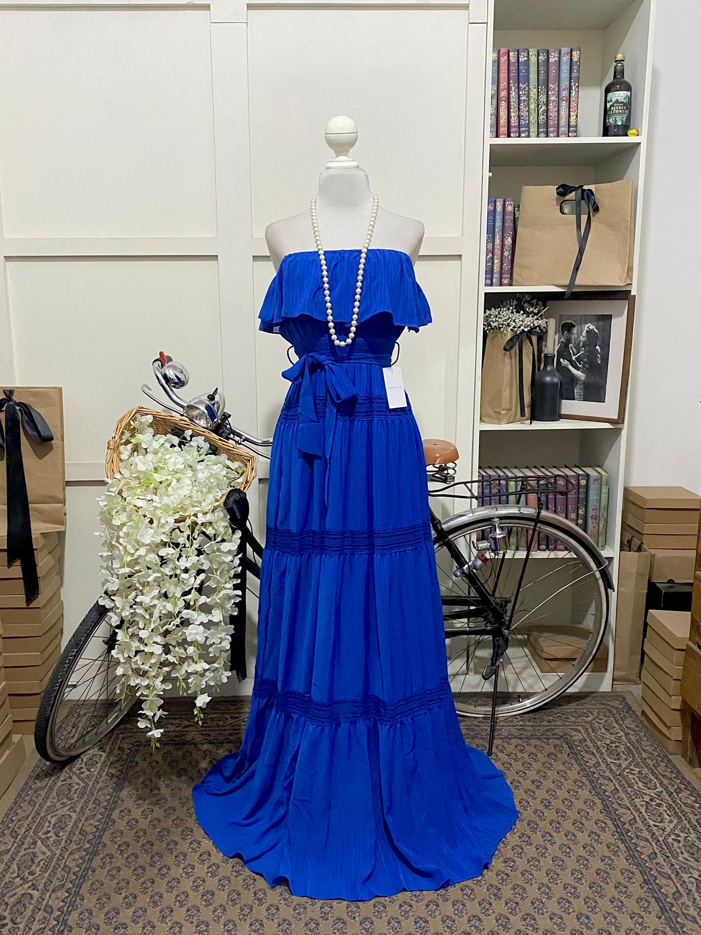 Vania, vestido largo línea A azul rey o real hombros descubiertos
