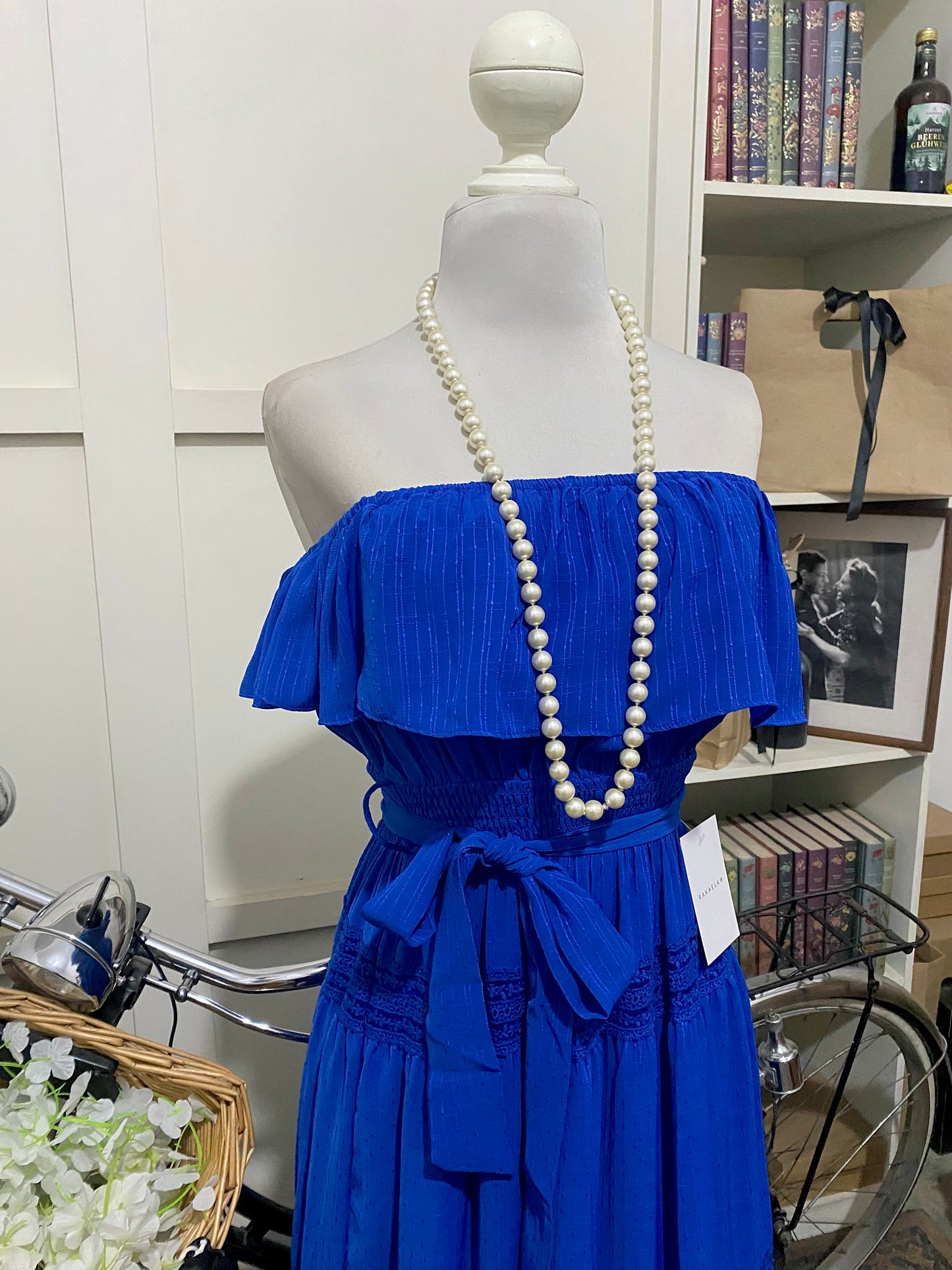 Vania, vestido largo línea A azul rey o real hombros descubiertos